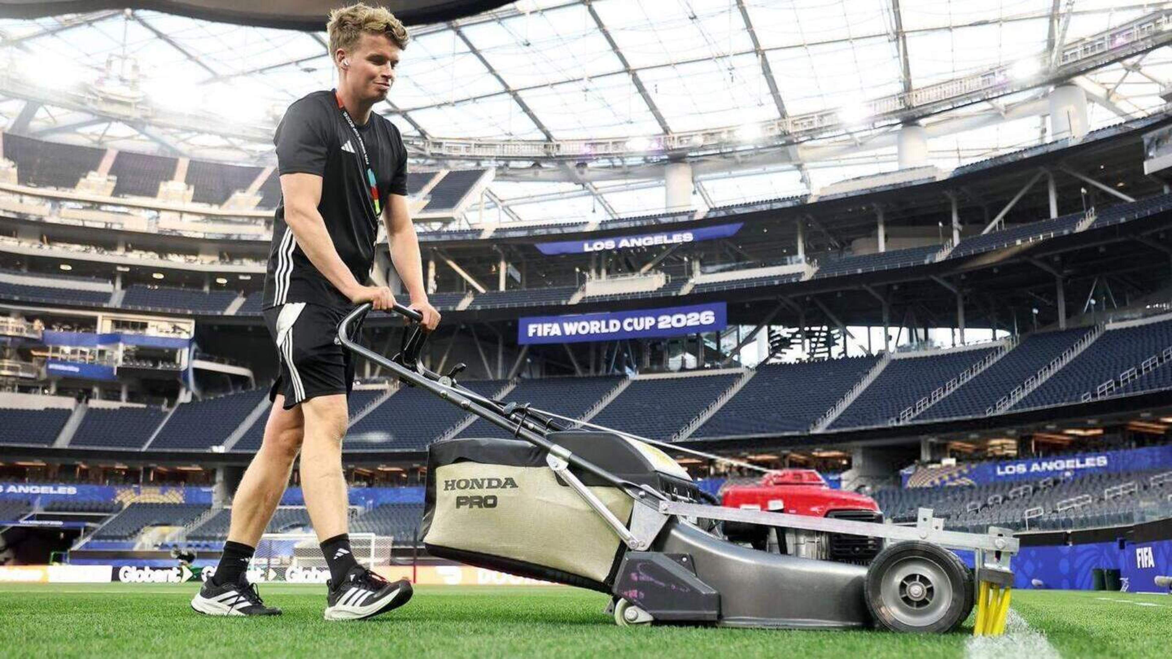 Cambuur-grasmeester Luuk (29) beleeft WK-droom in Los Angeles: ’De goedkoopste stoeltjes waren 3800 euro, ik zat gratis aan de zijlijn’