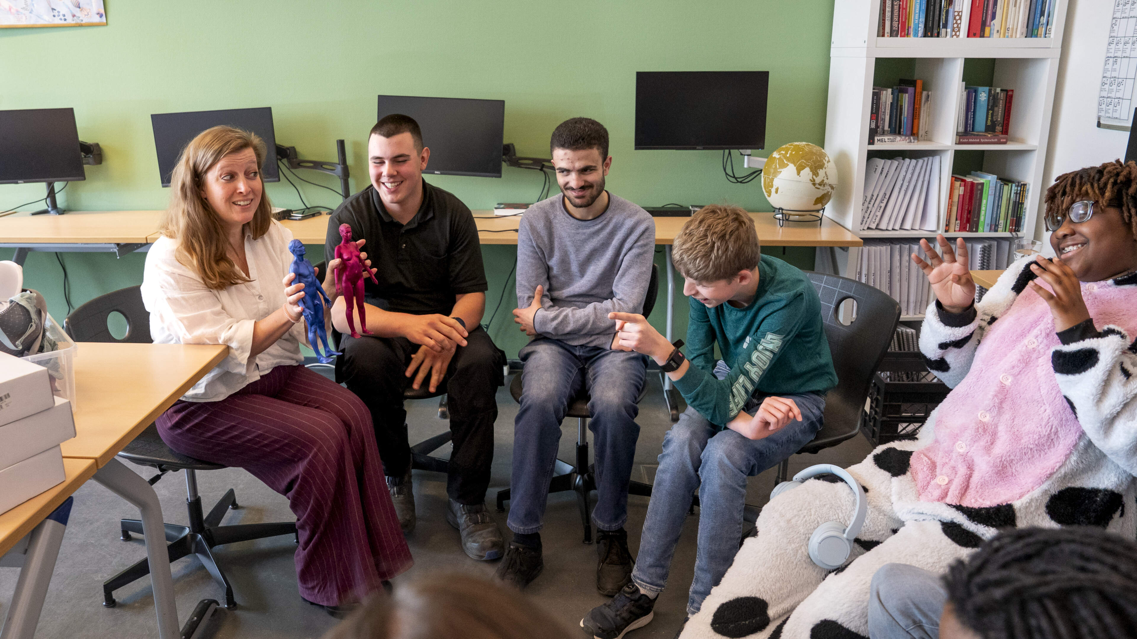 Blinde leerlingen kunnen tijdens lessen seksuele vorming vrijuit voelen aan bh’s en borsten: ’Heel zacht en best lekker’