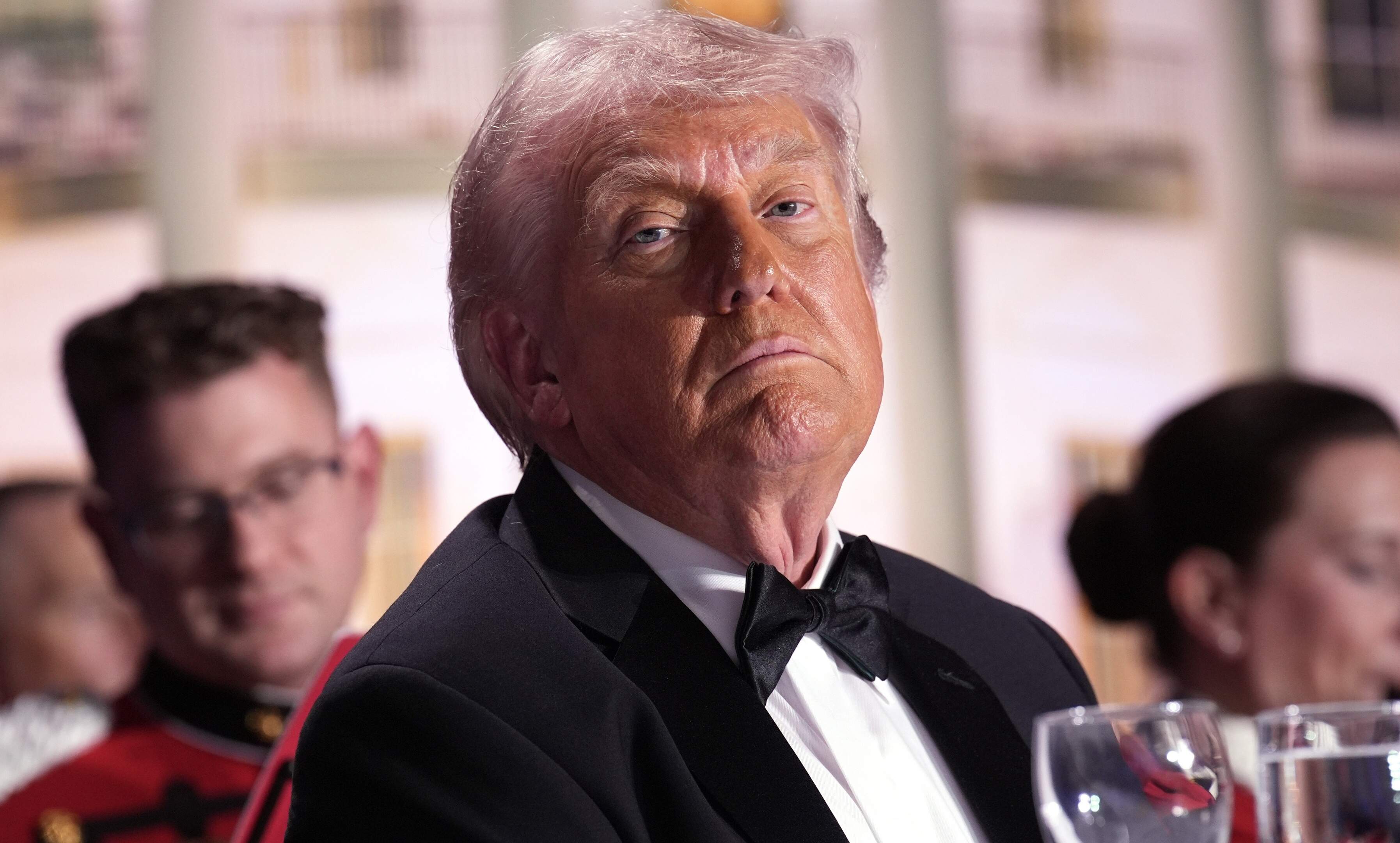 Donald Trump geëvacueerd van podium Correspondents’ Dinner Witte Huis na mogelijke schoten