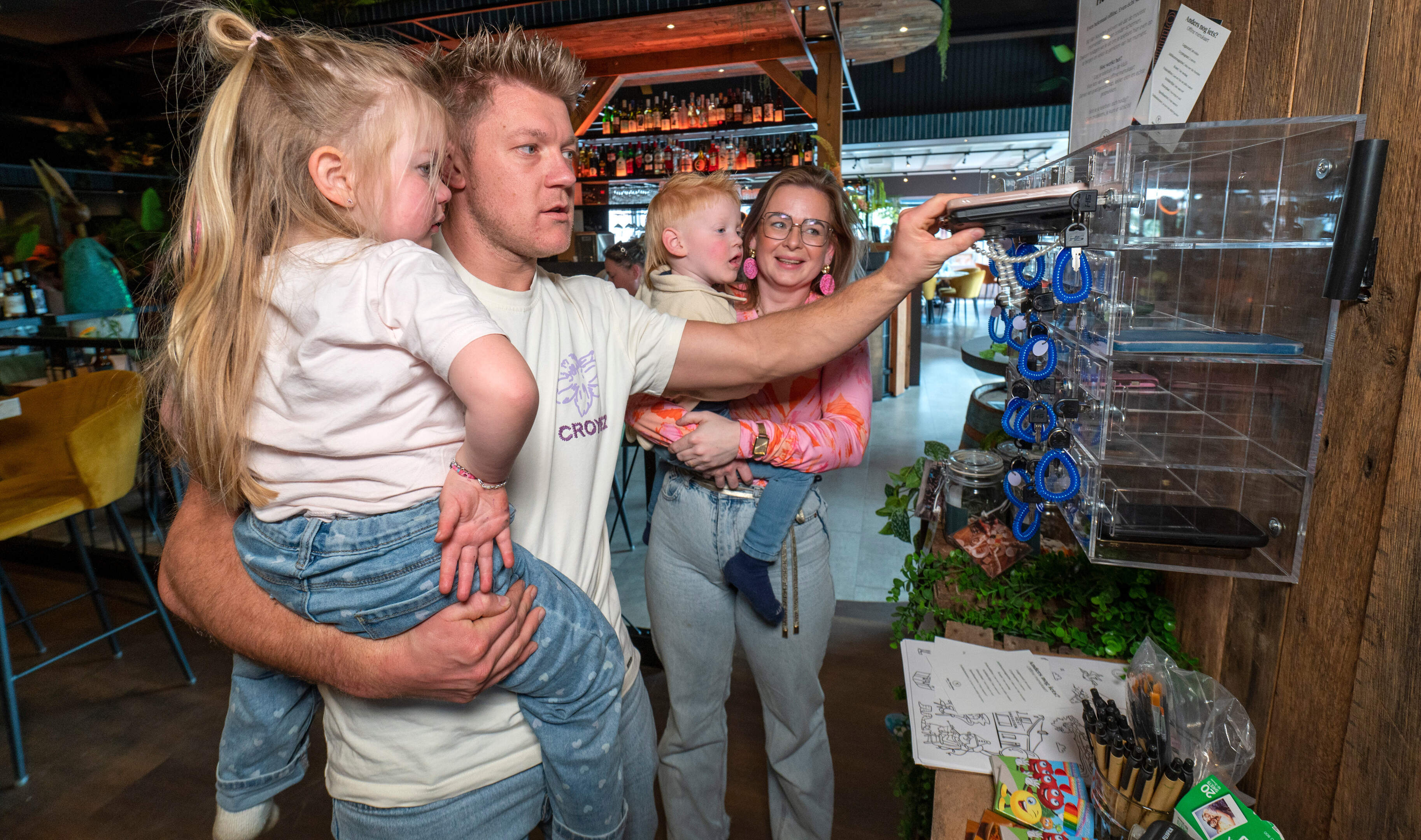 In dit restaurant gaan smartphones van gasten voor het diner in een kluis: ’Ik hoor vaak mama, mag die telefoon weg’