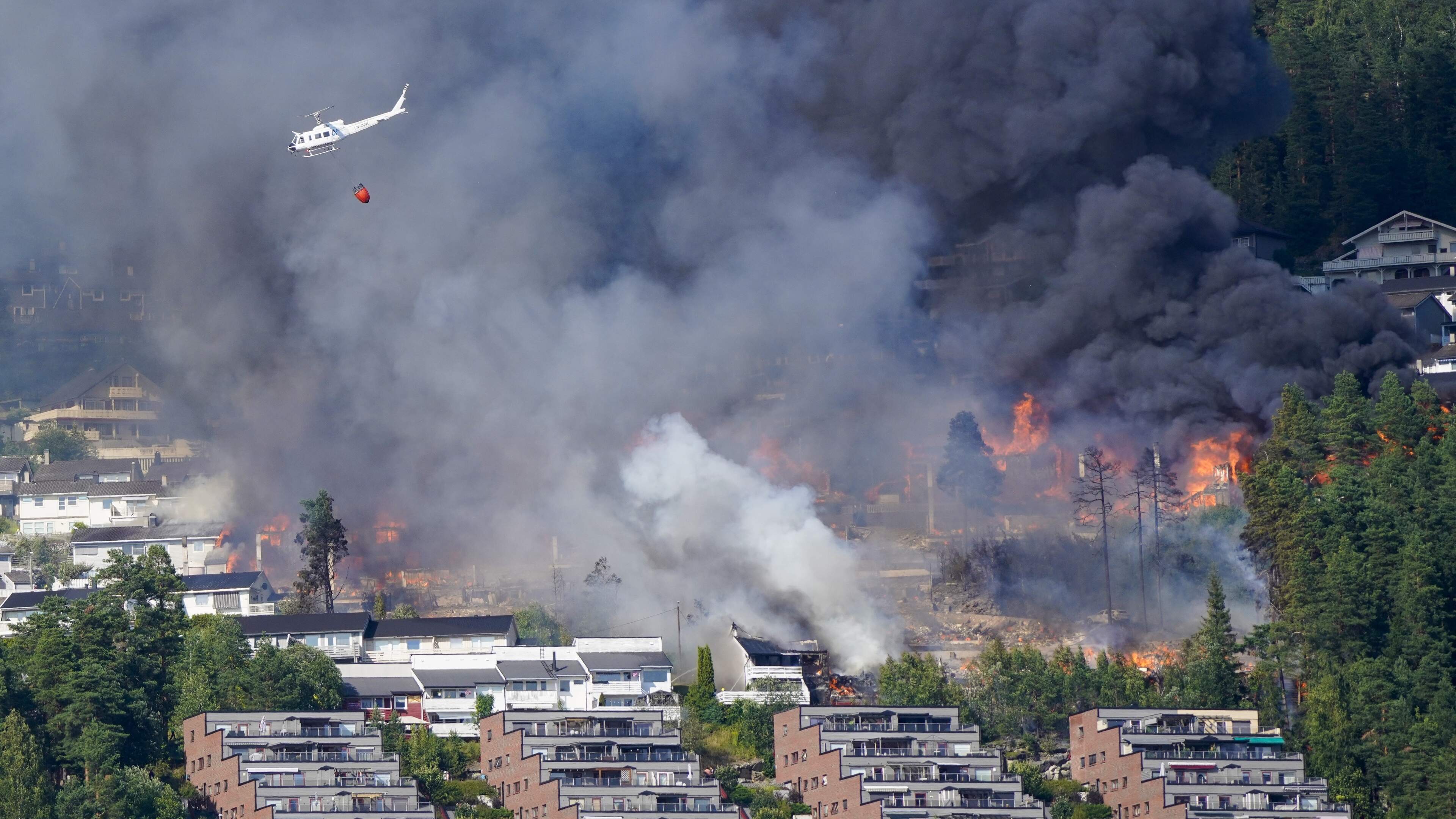 Honderden mensen geëvacueerd na verwoestende brand in Noorwegen