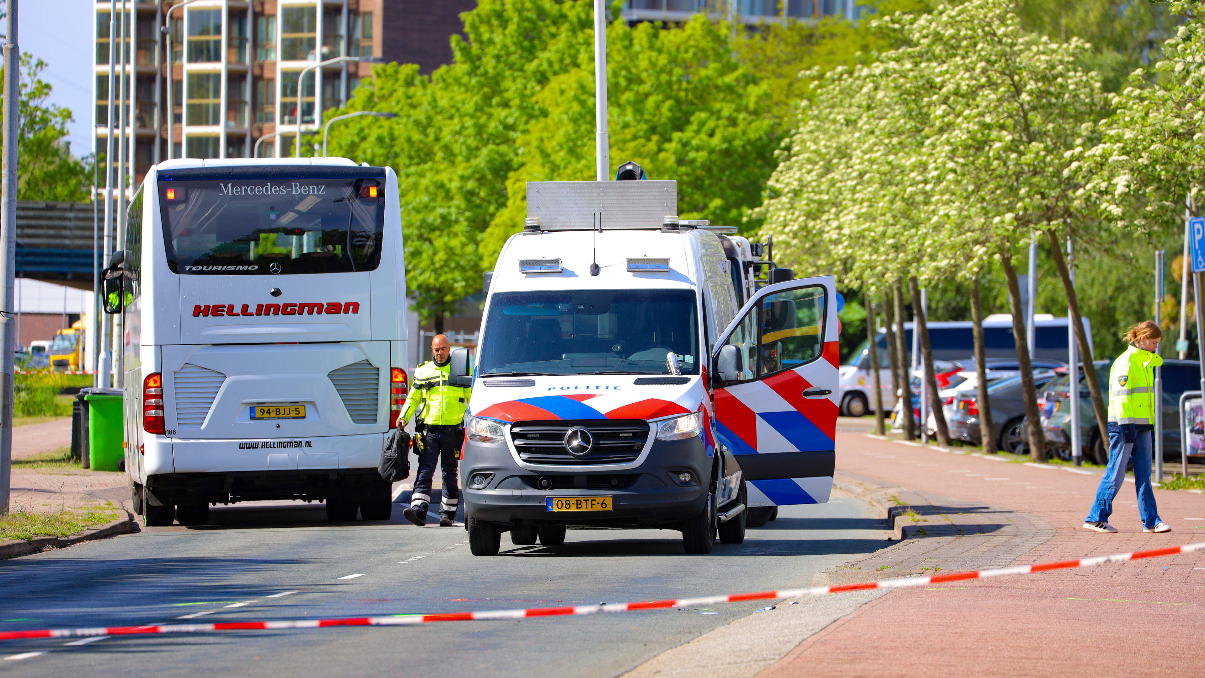 Fietser (80) overlijdt na aanrijding door touringcar in Zaandam