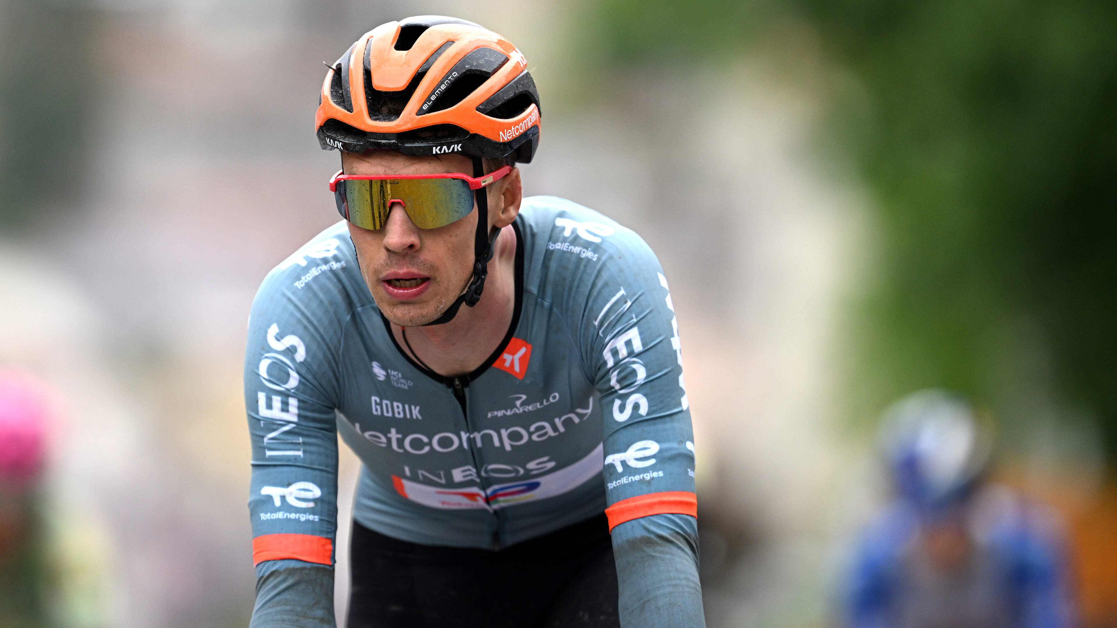 Horrorcrash in Giro dreunt na bij Thymen Arensman: ’Dat vreselijke geluid wil ik nooit meer horen’