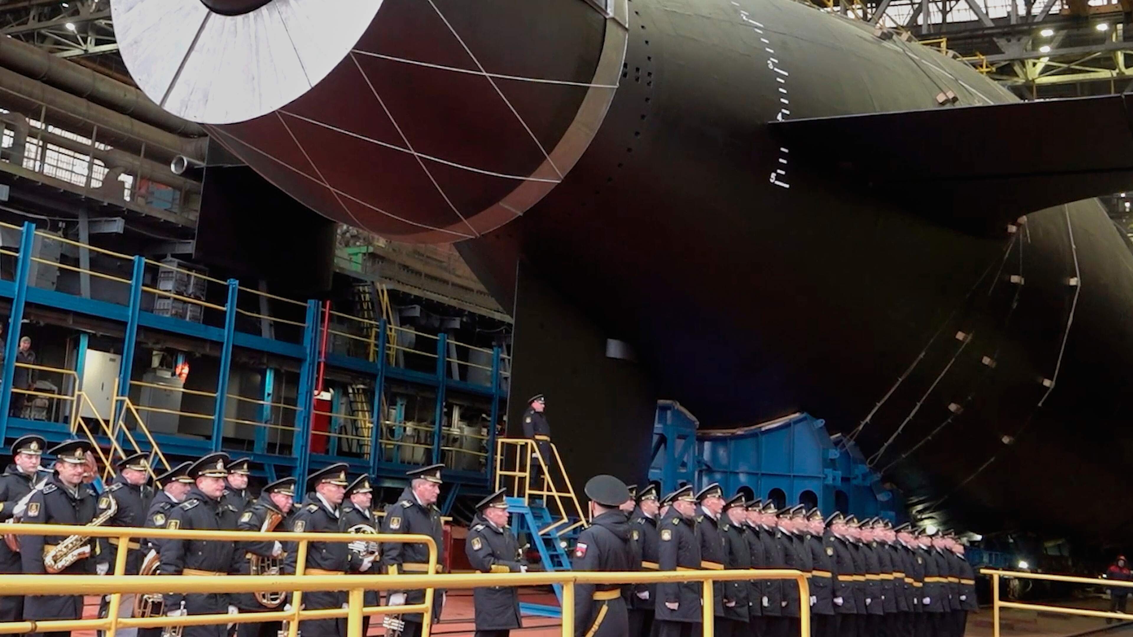 LIVE | Gloednieuwe Russische onderzeeër vaart uit: ’Kan met supertorpedo mogelijk tsunami veroorzaken’