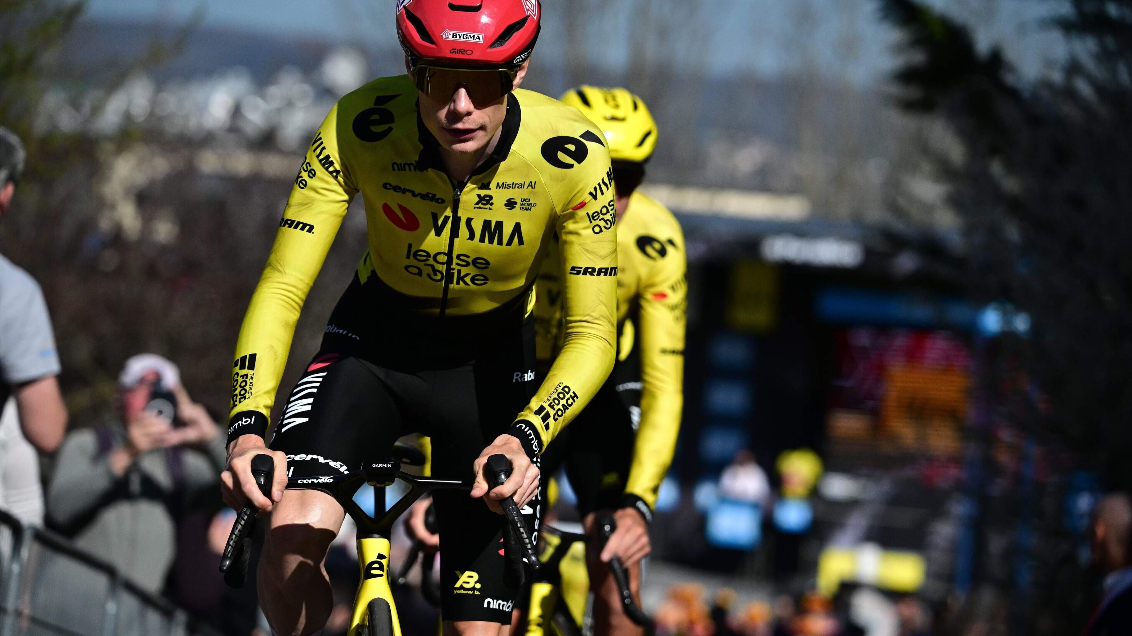 Voor Jonas Vingegaard telt bij Giro d’Italia-debuut alleen de eindzege: ’Tadej Pogacar is de standaard en daar willen we overheen’