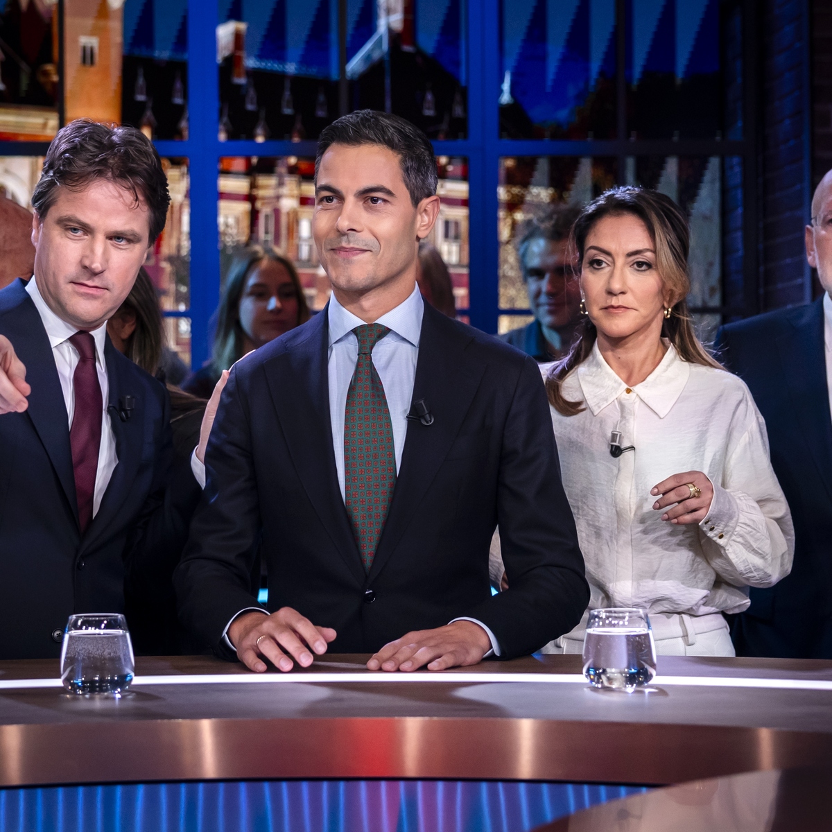 (Vlnr) Henri Bontenbal (CDA), Rob Jetten (D66), Dilan Yesilgöz (VVD), Frans Timmermans (GroenLinks-PvdA) en Joost Eerdmans (JA21) doen mee aan het RTL-verkiezingsdebat in de studio van RTL Tonight. PVV-leider Geert Wilders was uitgenodigd, maar zei af. 