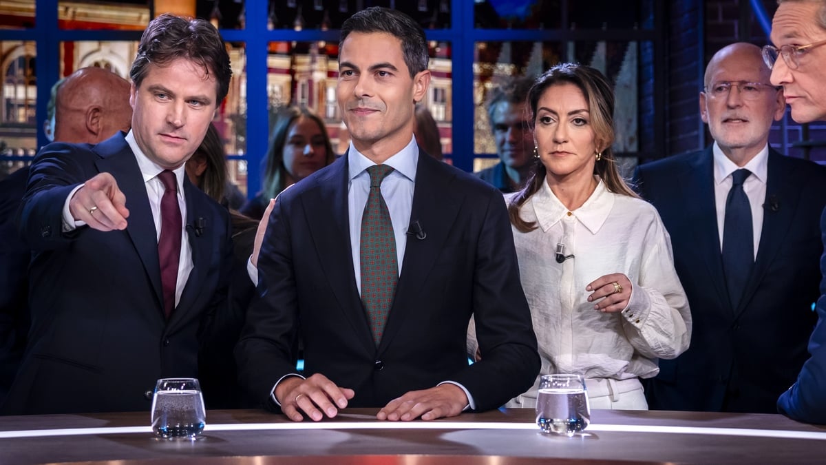(Vlnr) Henri Bontenbal (CDA), Rob Jetten (D66), Dilan Yesilgöz (VVD), Frans Timmermans (GroenLinks-PvdA) en Joost Eerdmans (JA21) doen mee aan het RTL-verkiezingsdebat in de studio van RTL Tonight. PVV-leider Geert Wilders was uitgenodigd, maar zei af. 