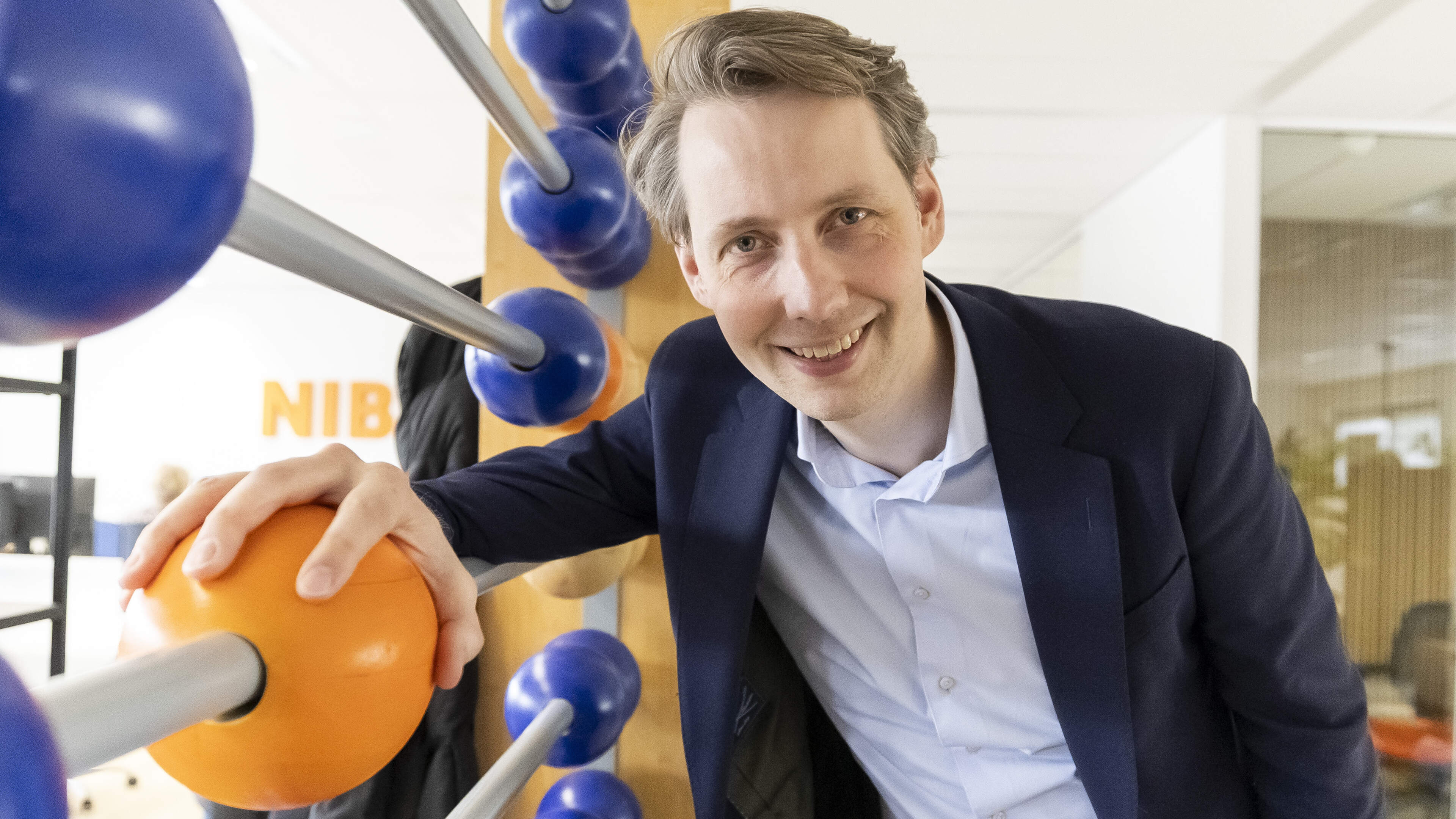 Domineeszoon Mattias Gijsbertsen (41) strijdt bij Nibud voor koopkracht: ’Middengroepen moeten waarschijnlijk moeilijke keuzes gaan maken’