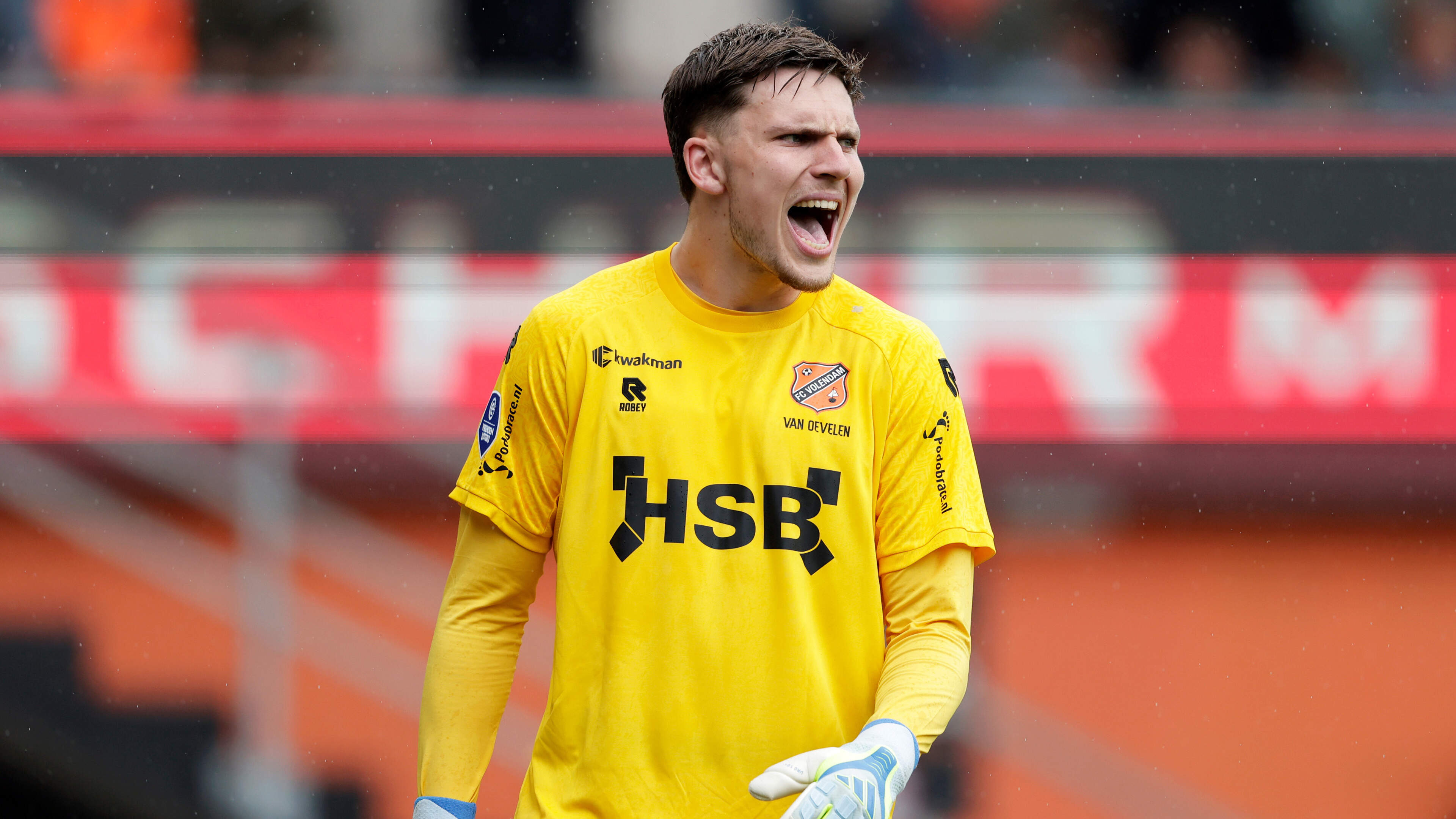 Klap voor FC Volendam: doelman Kayne van Oevelen in tranen van het veld