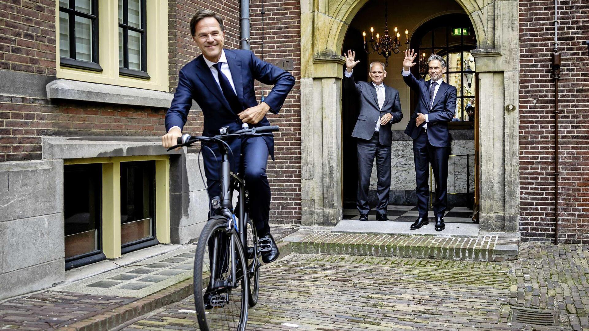 LIVE | Rutte overhandigt symbolische sleutel van het Torentje aan ...