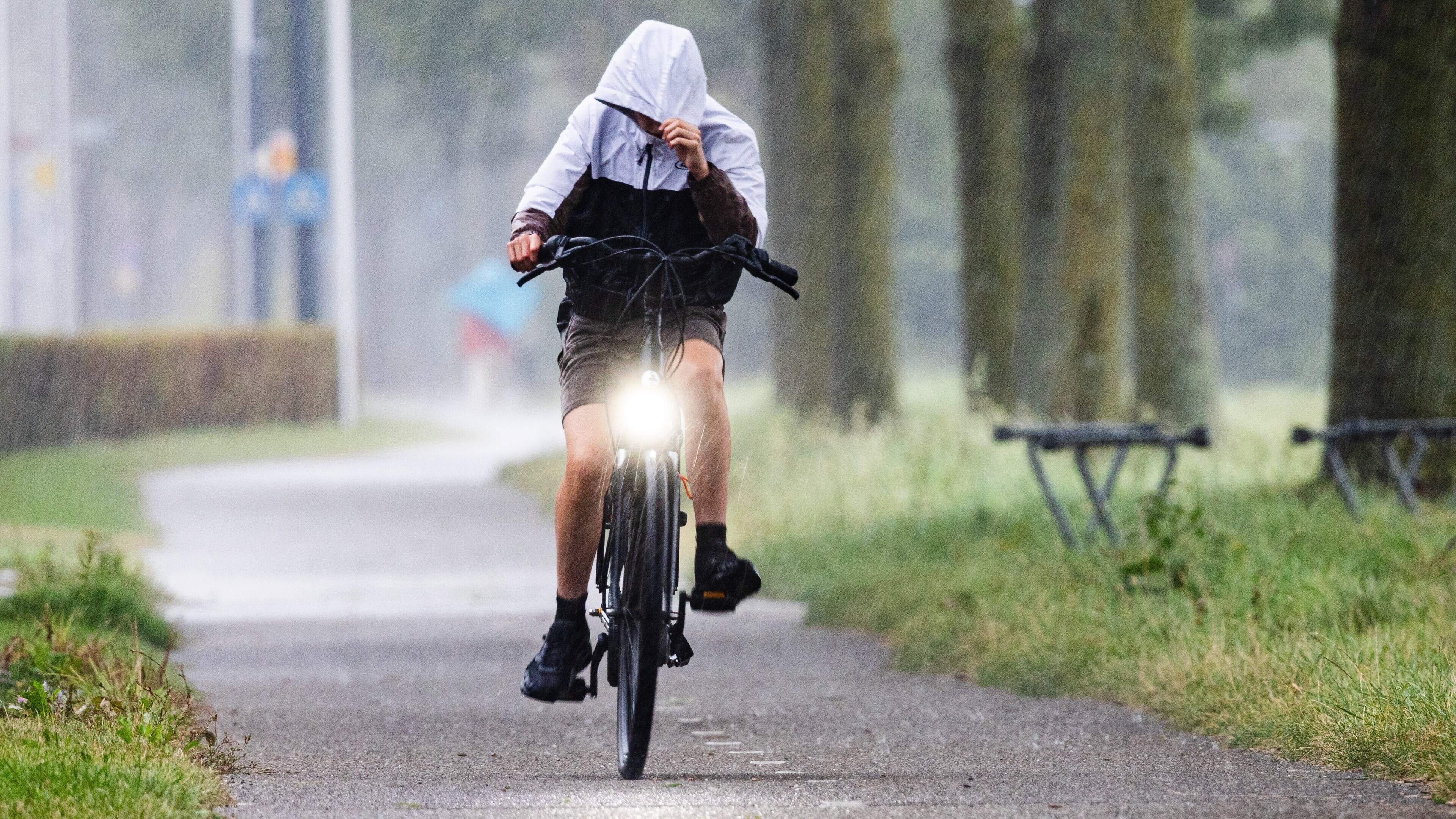 Buien trekken weer over het land, maar zon breekt af en toe door