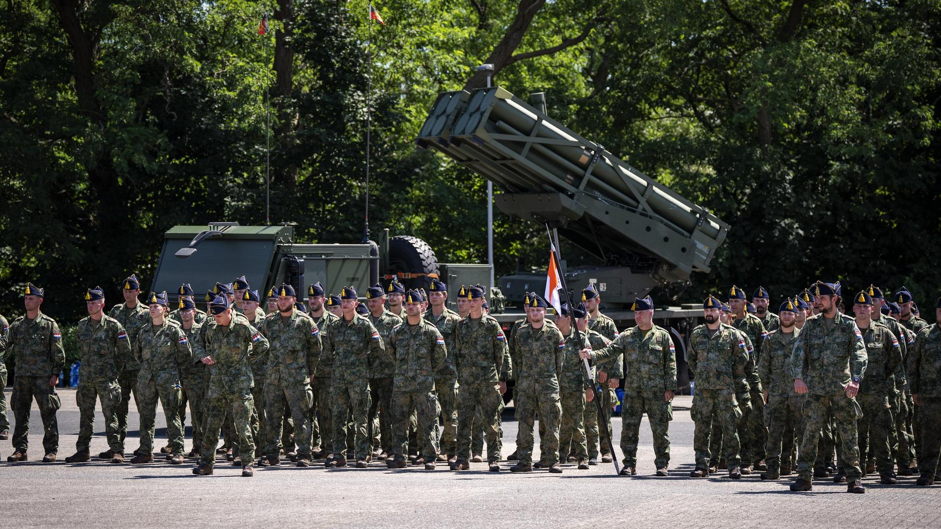 Raketartillerie op de Legerplaats bij Oldebroek voorafgaand aan een appel waarmee de Koninklijke Landmacht de heroprichting van een tweede artillerieafdeling markeerde. Defensie versterkt hiermee de vuurkracht voor operaties op het land.