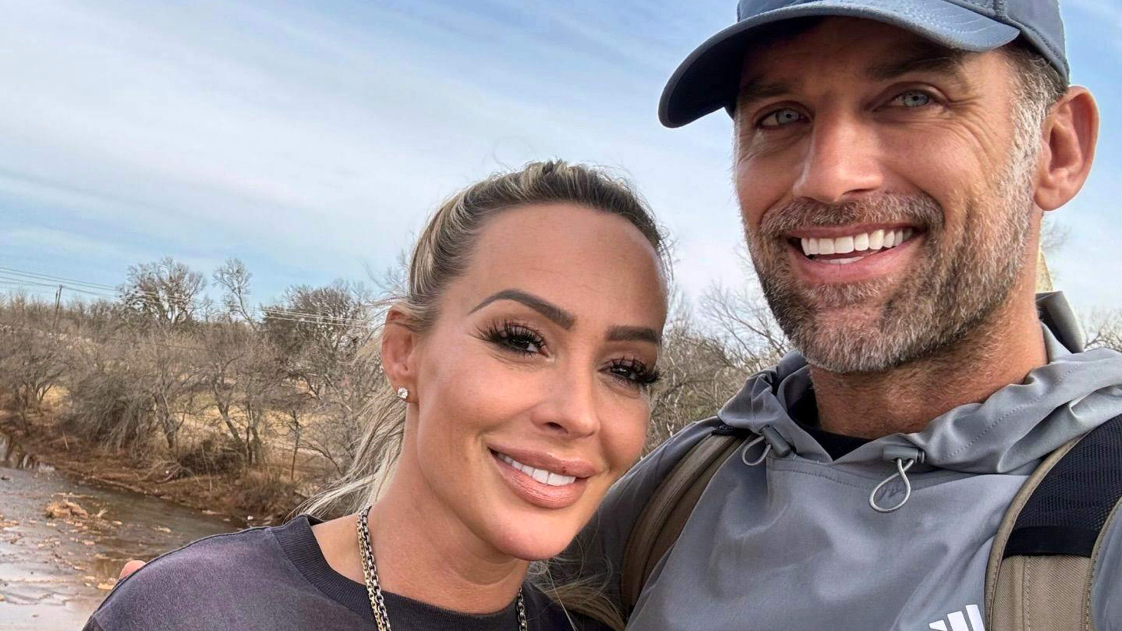 Cora Schumacher (49) na zeven liefdevolle maanden wéér alleen: ex-vriend Steven blijkt ’levensgevaarlijke bedrieger’