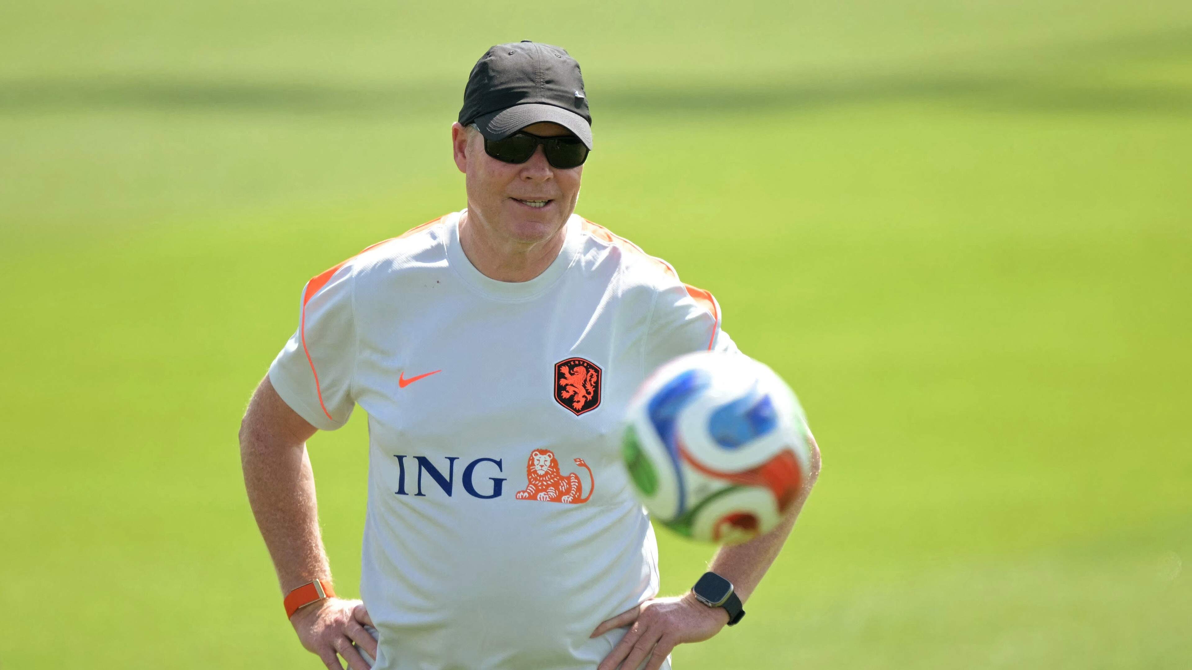 LIVE | Bondscoach Ronald Koeman en aanvoerder Virgil van Dij