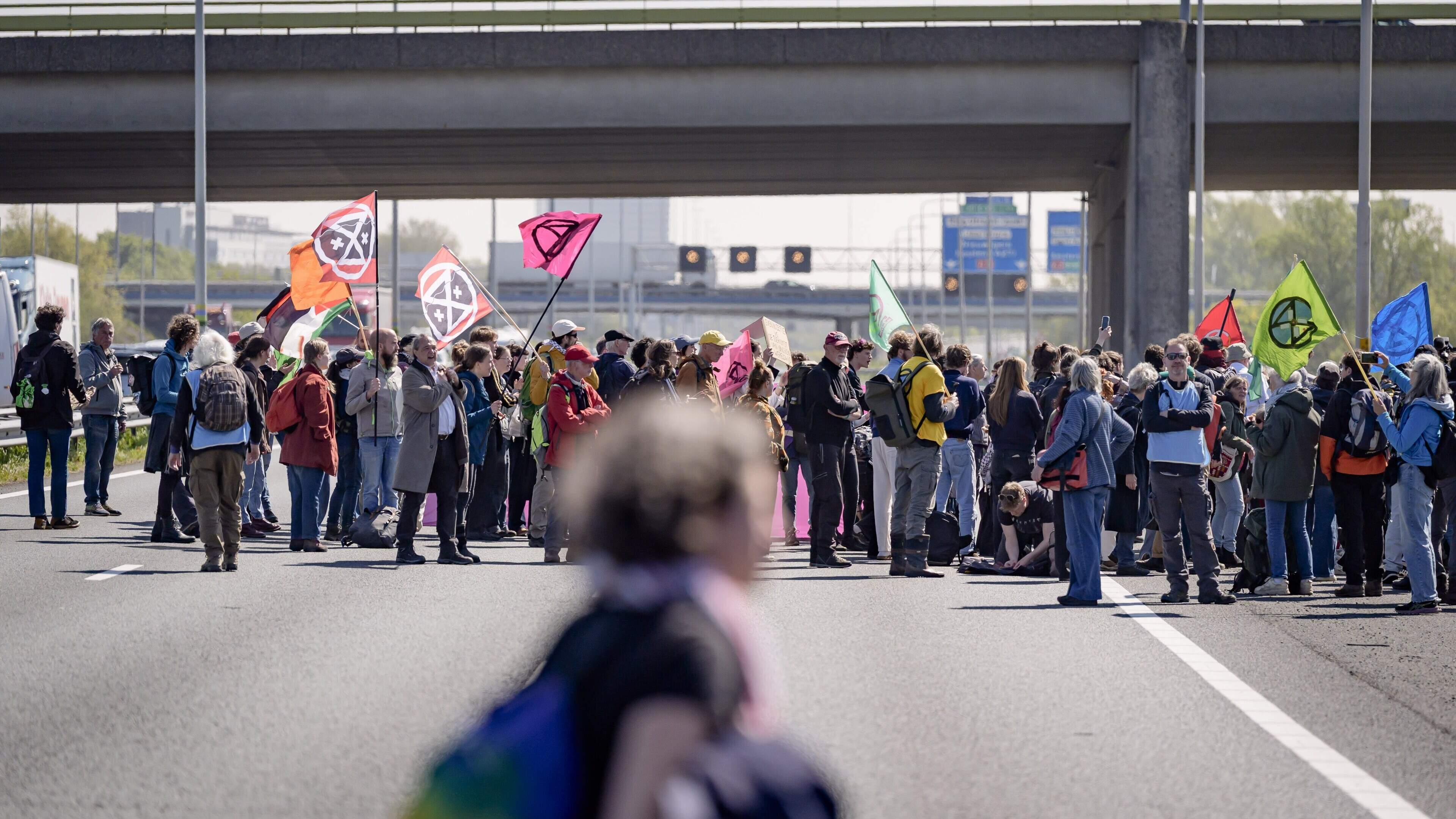 Klimaatdemonstranten XR lopen A12 op bij De Meern