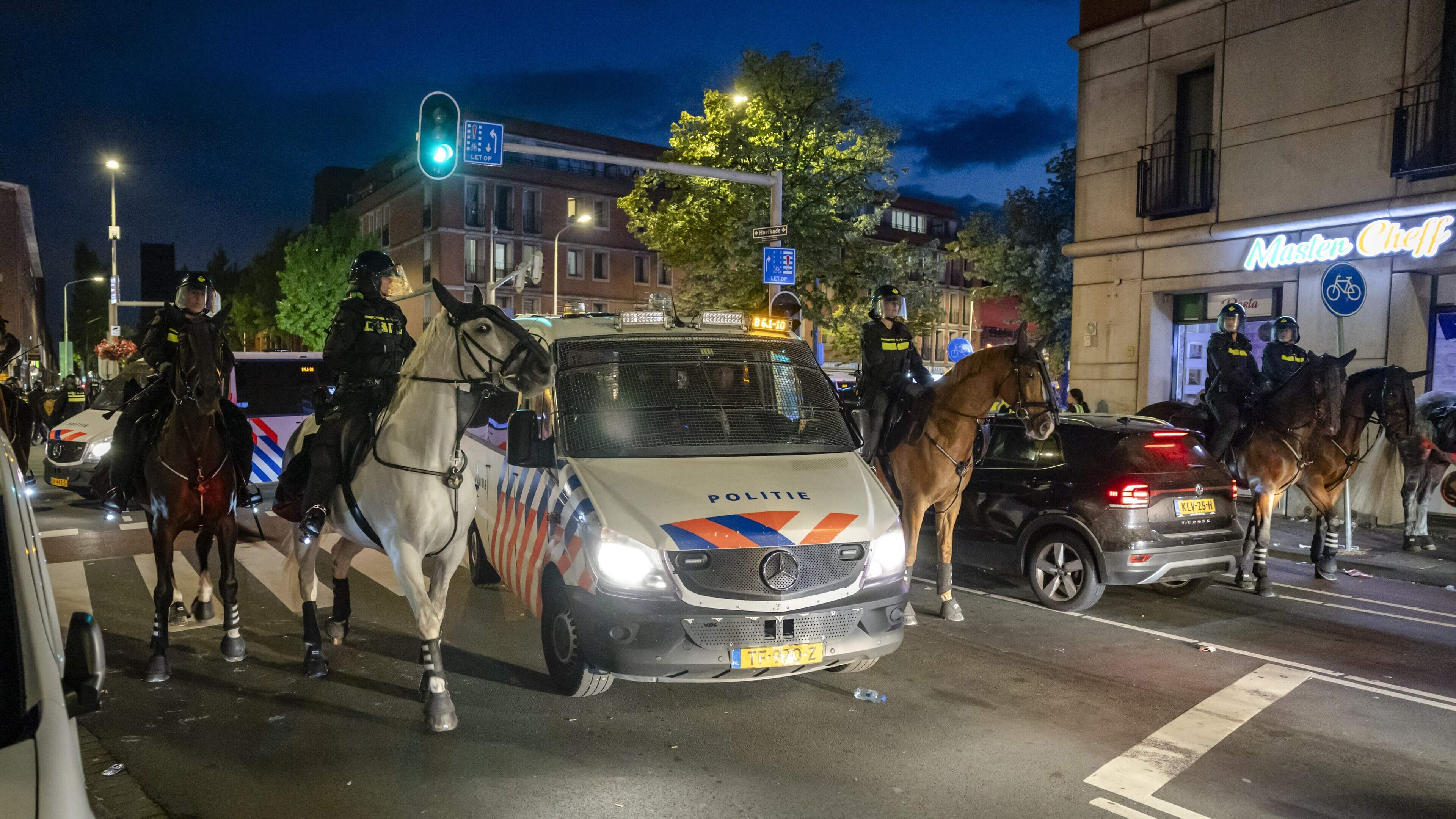 ME zet waterwerper in om fans Marokko te verjagen, op verschillende plekken onrust na WK-winst