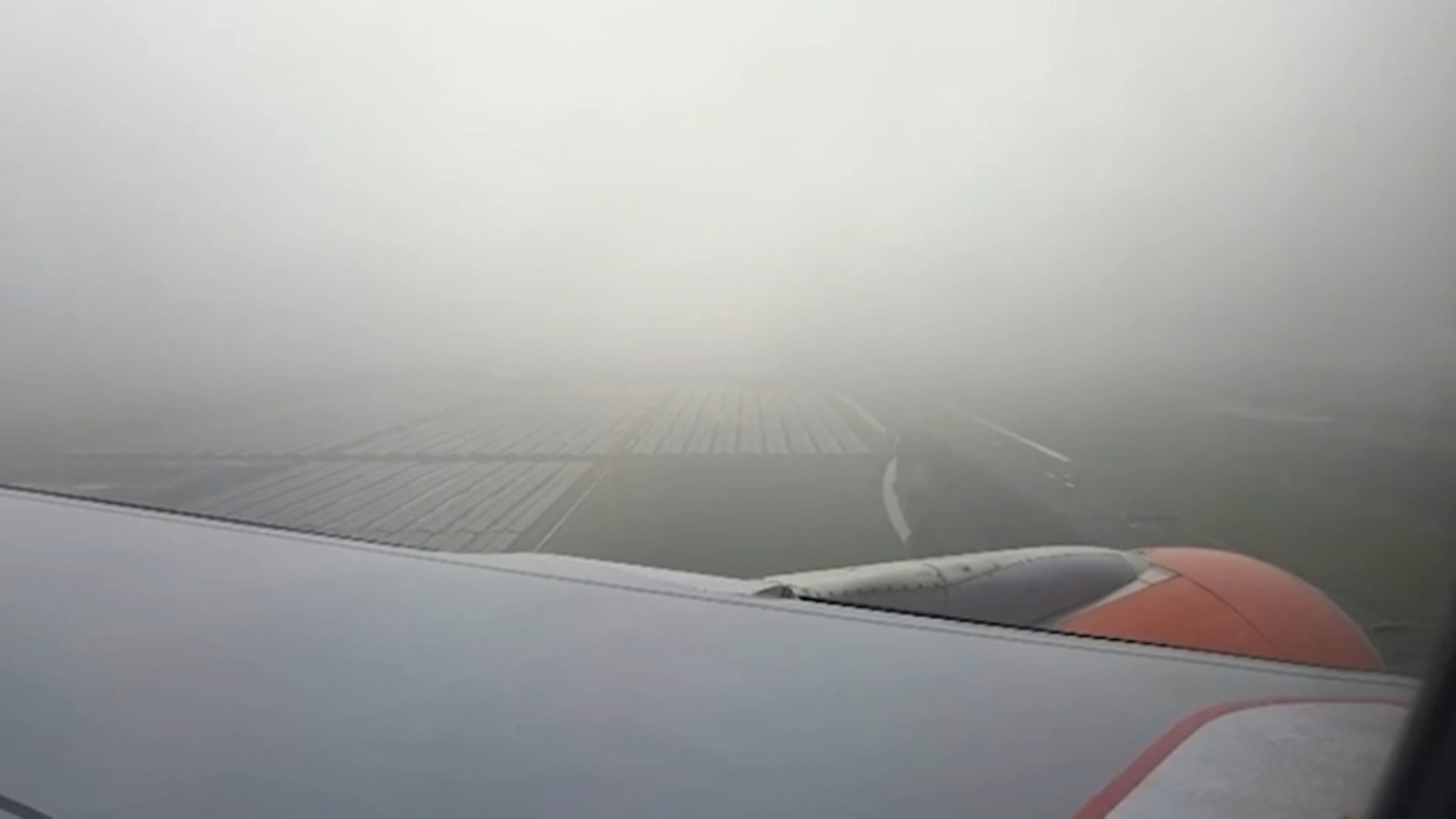 Luid applaus: zo landt een vliegtuig door de mist op Schiphol