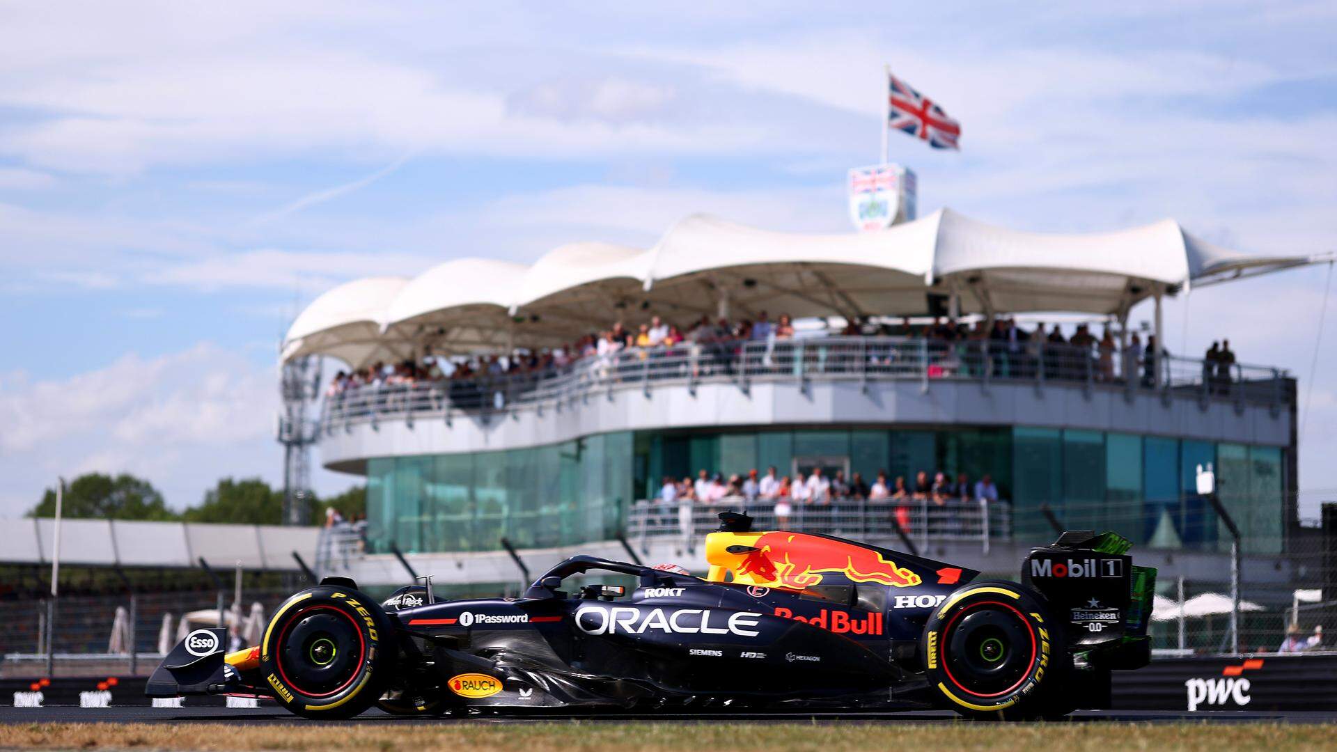 Max Verstappen in actie tijdens de tweede vrije training op Silverstone. 