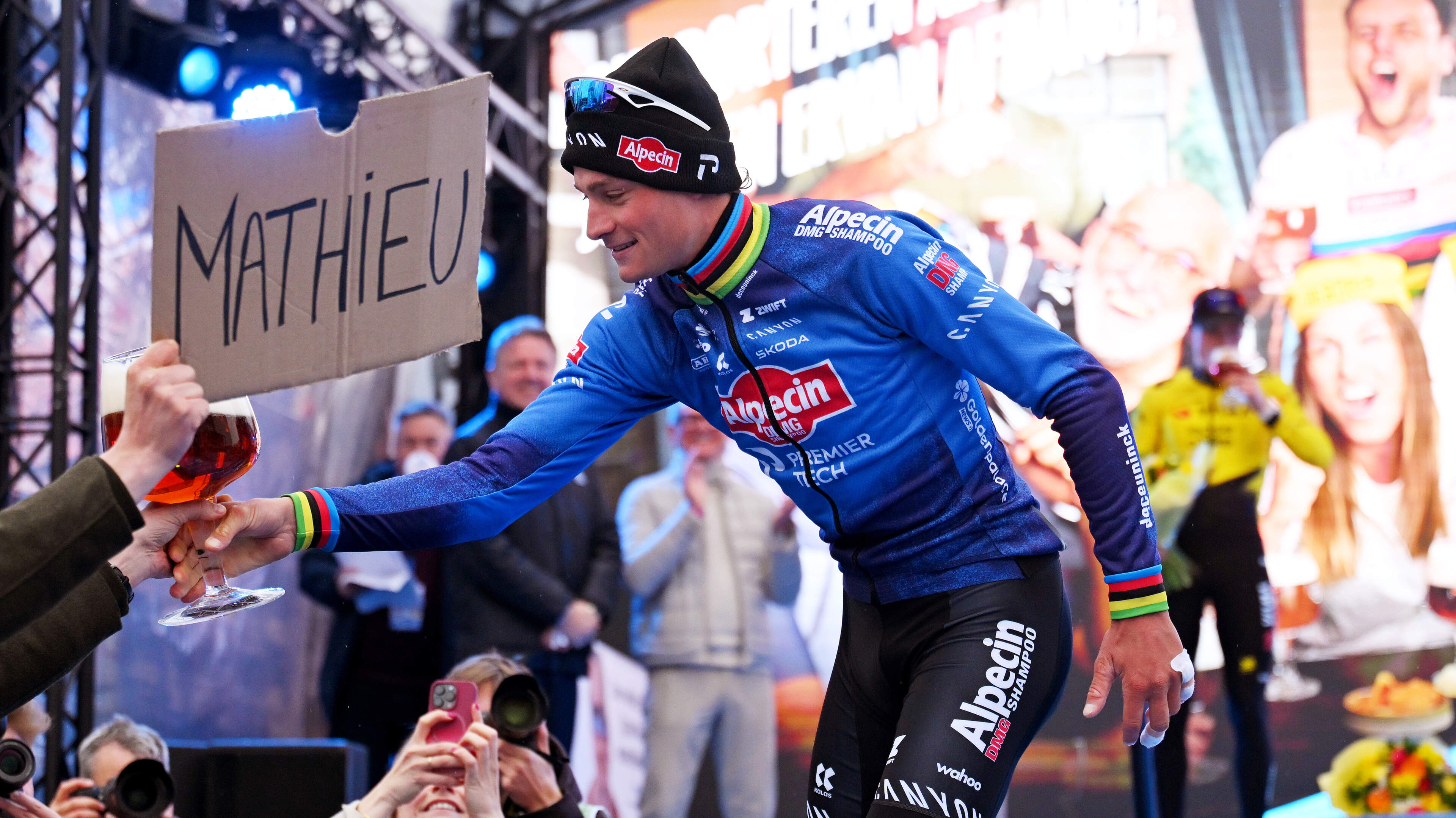Live Ronde van Vlaanderen: Mathieu van der Poel jaagt te midden van Belgische Evenepoel-hype op recordzege