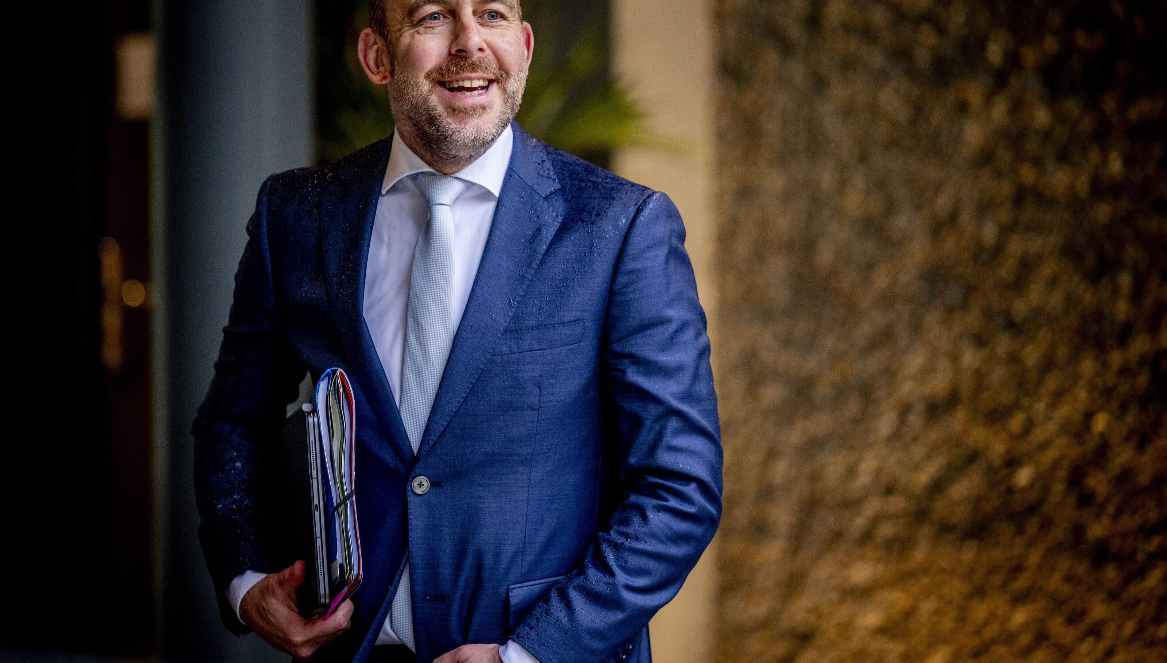 Asielminister over asielstop: ’Het heeft geen zin en het slaat nergens op’
