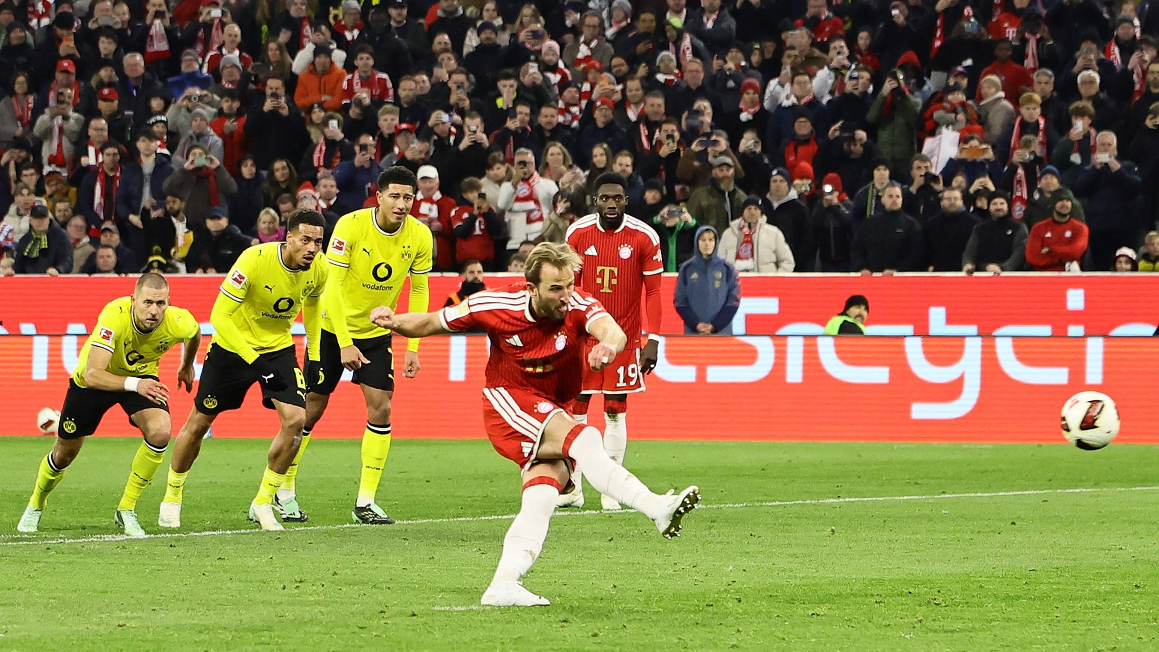 Foto bij: Bayern niet langs Dortmund in Der Klassiker: Gouden Bal-winnaar Harry Kane mist strafschop
