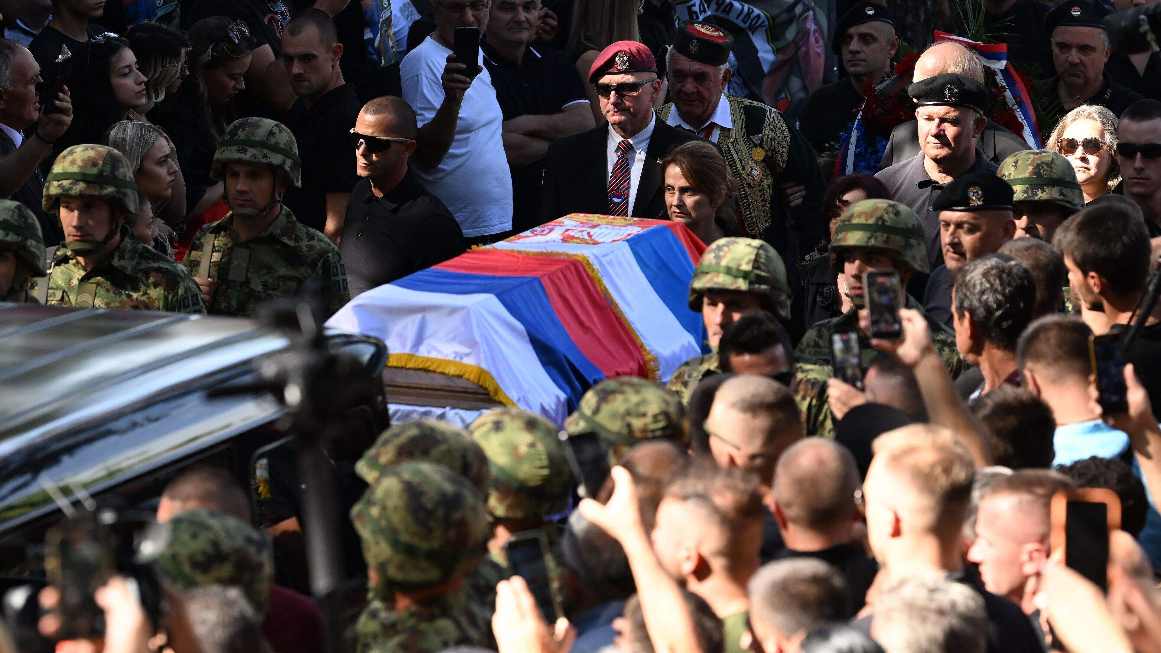 Mladić begraven in Servië, duizenden mensen nemen afscheid