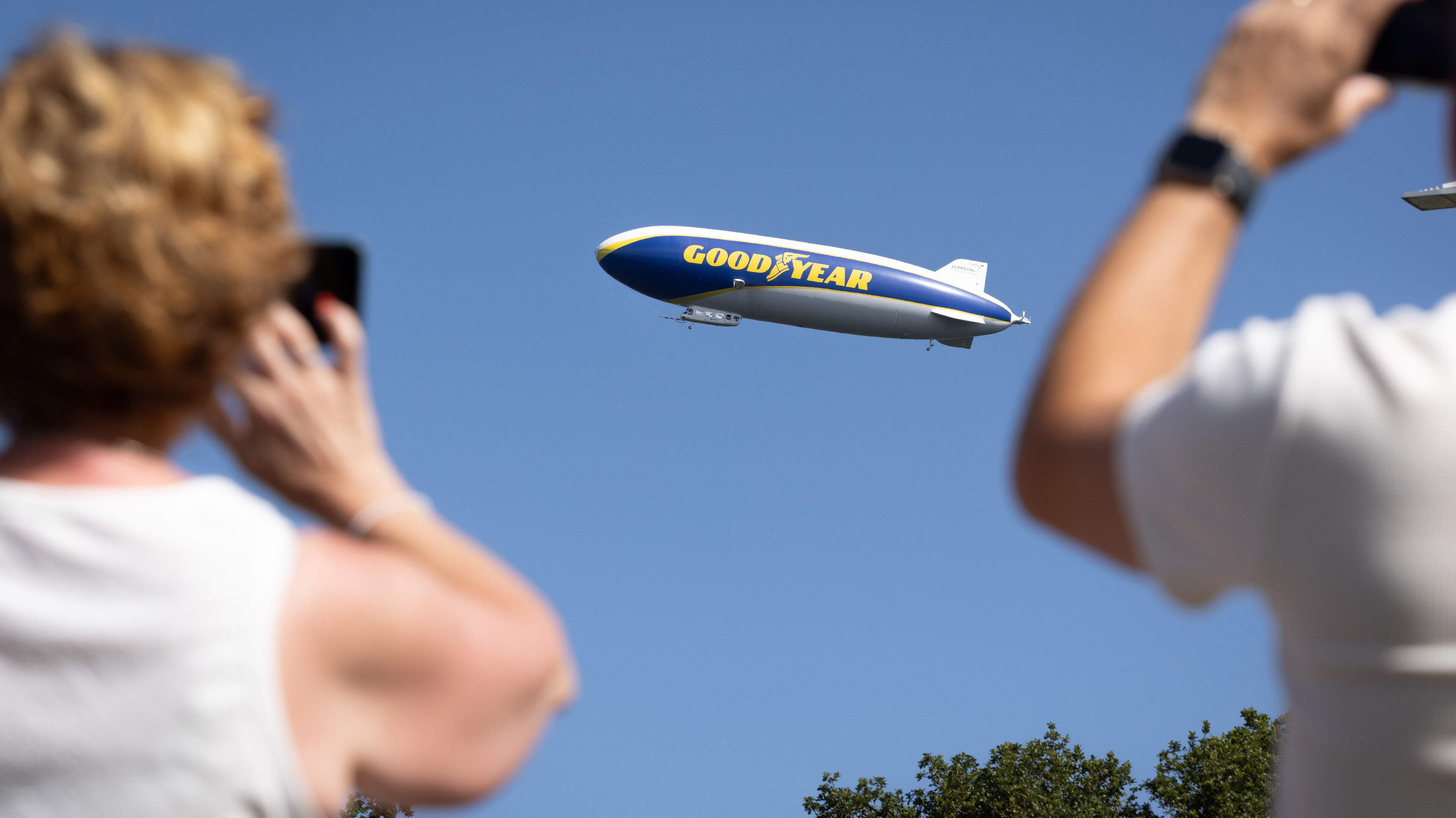Zwevende reus boven Veluwe: zeppelinshow bezorgt Harskamp kippenvel en verkeerschaos