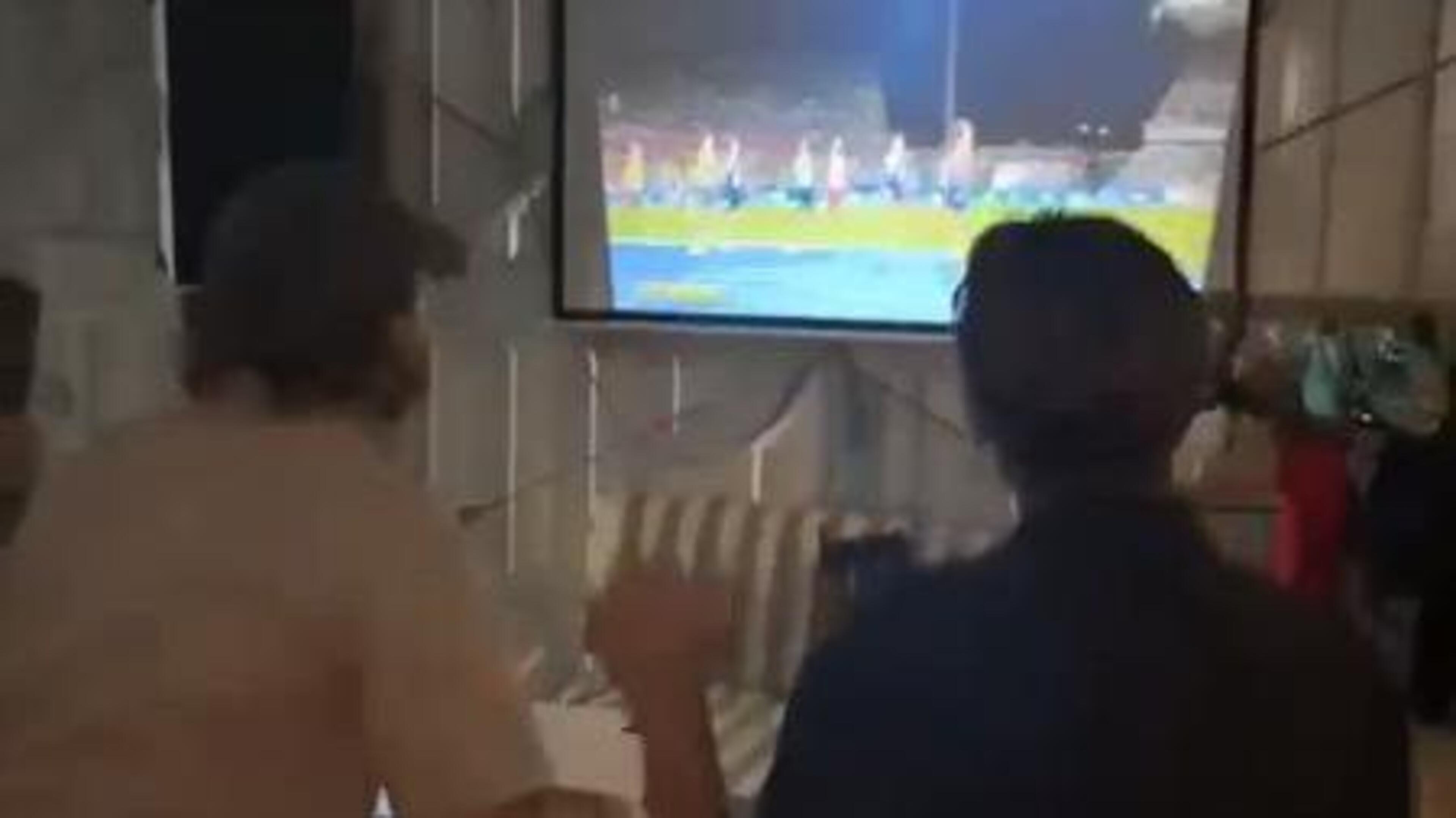 Familie en vrienden Stefan Nillessen uit hun dak na winst op EK atletiek