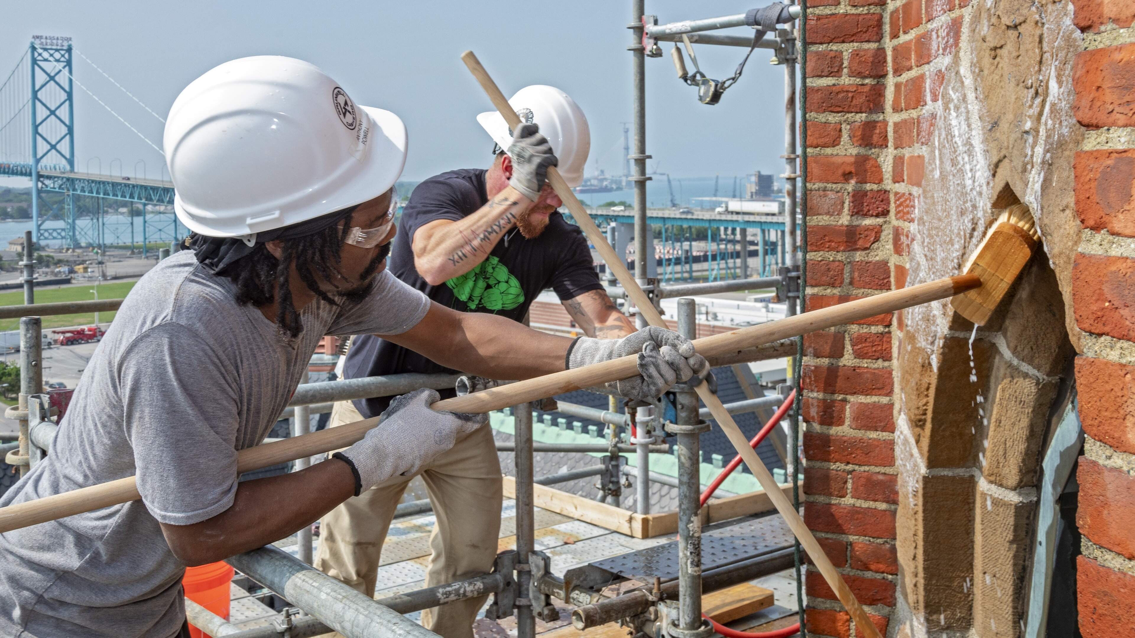 Bouwvakker profiteert van personeelstekorten: lonen in de bouw stijgen harder dan elders