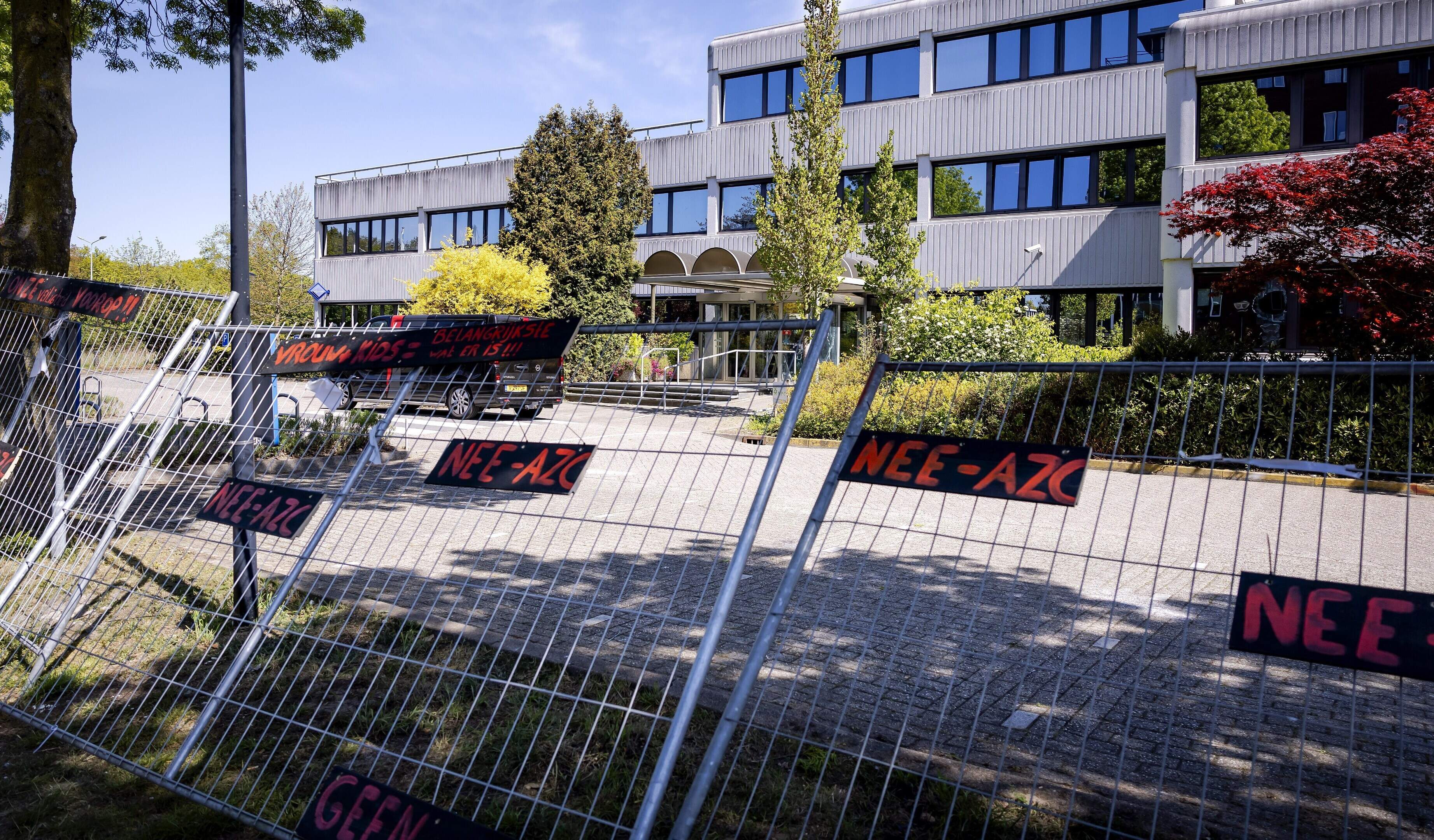 Boze buren gemeentehuis Loosdrecht: ’Het voelt of iets door je strot wordt geduwd’