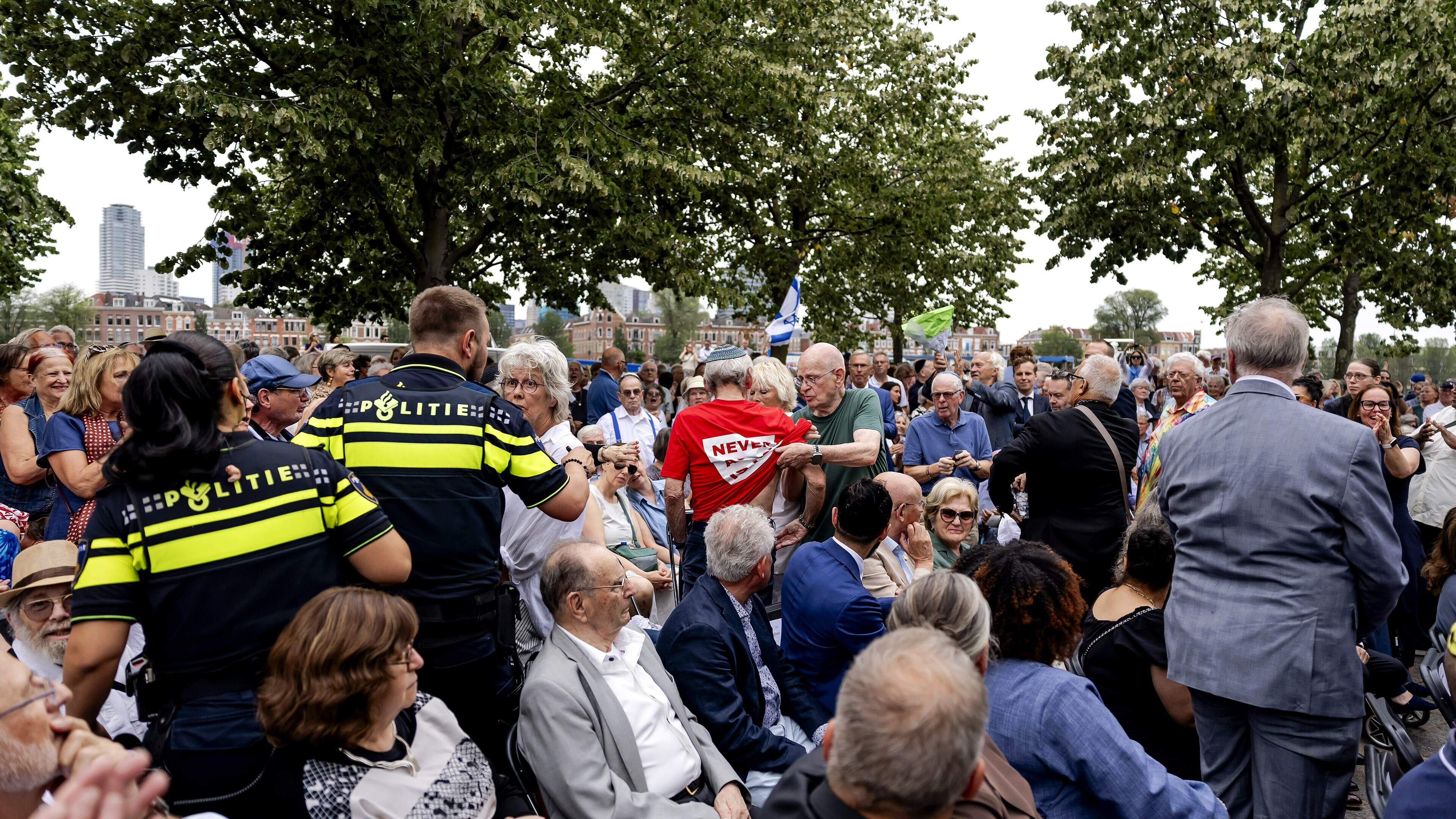 Betogers verstoren deportatieherdenking Rotterdam vanwege aanwezigheid ambassadeur Israël