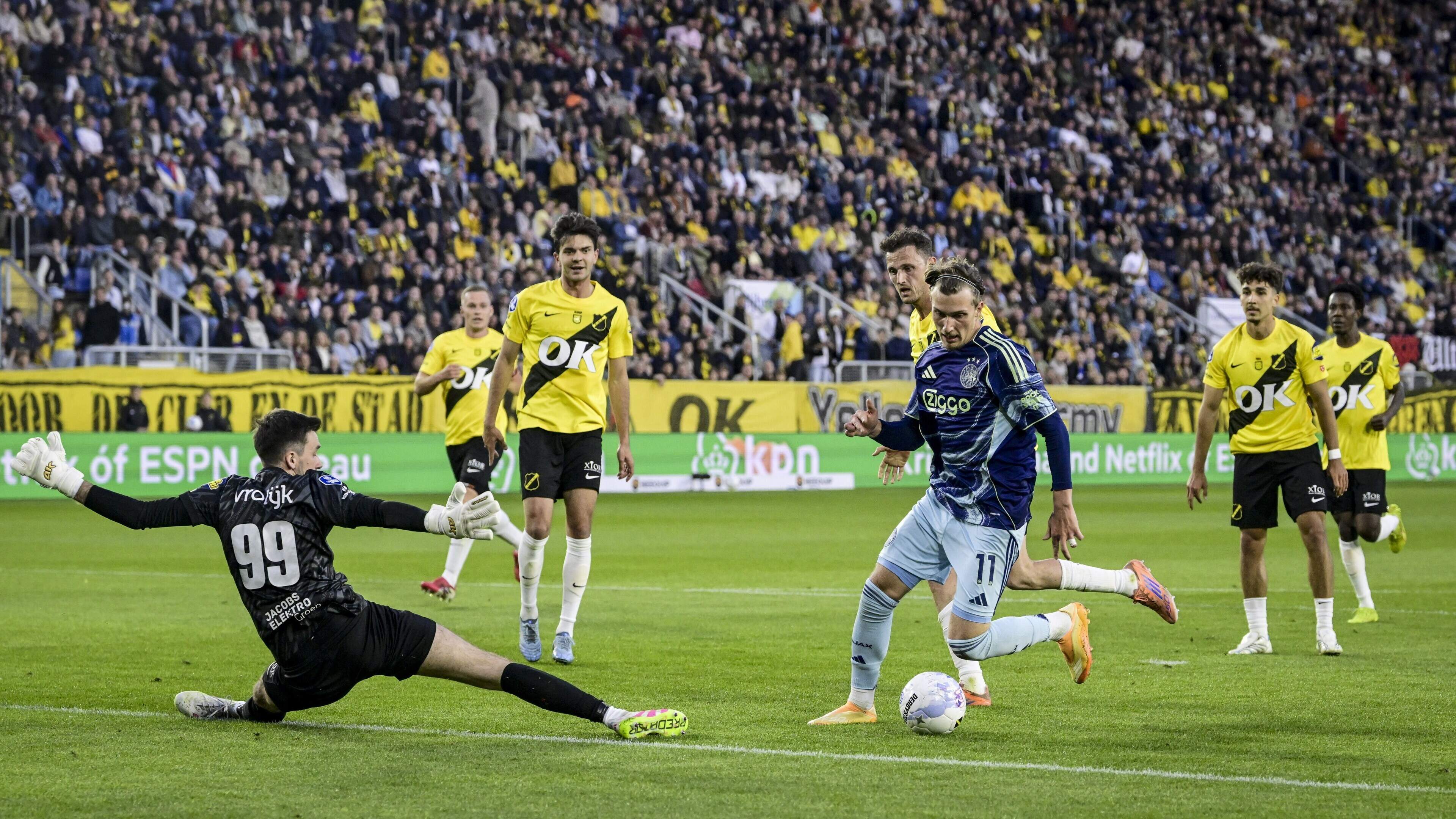 Zlatan-achtige goal Mika Godts helpt Ajax voorbij NAC Breda, Amsterdammers houden zicht op derde plaats