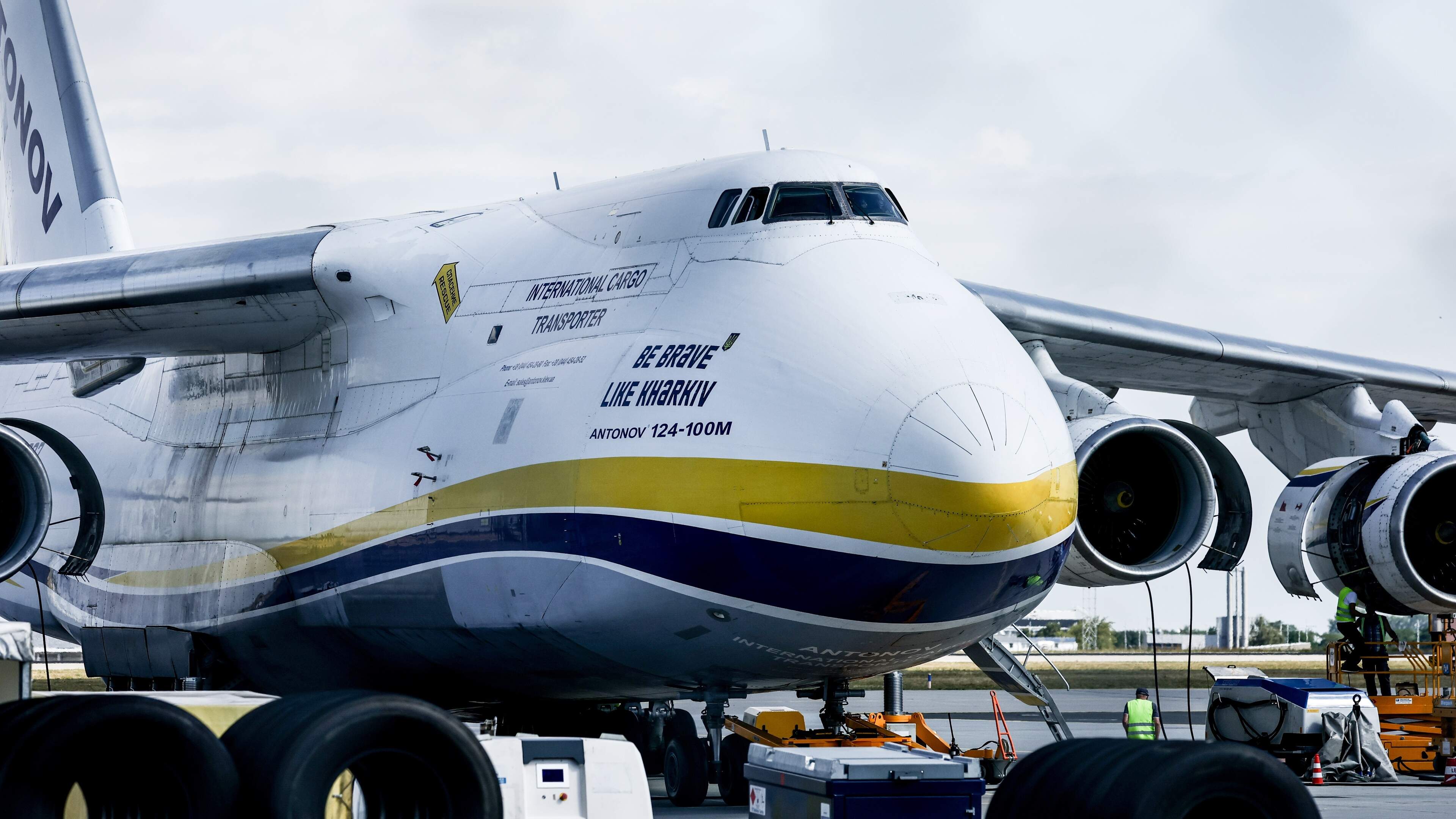 Groot gat in hek luchthaven Leipzig nadat er mogelijk voertuig doorheen reed, vlak bij Oekraïense vliegtuigen