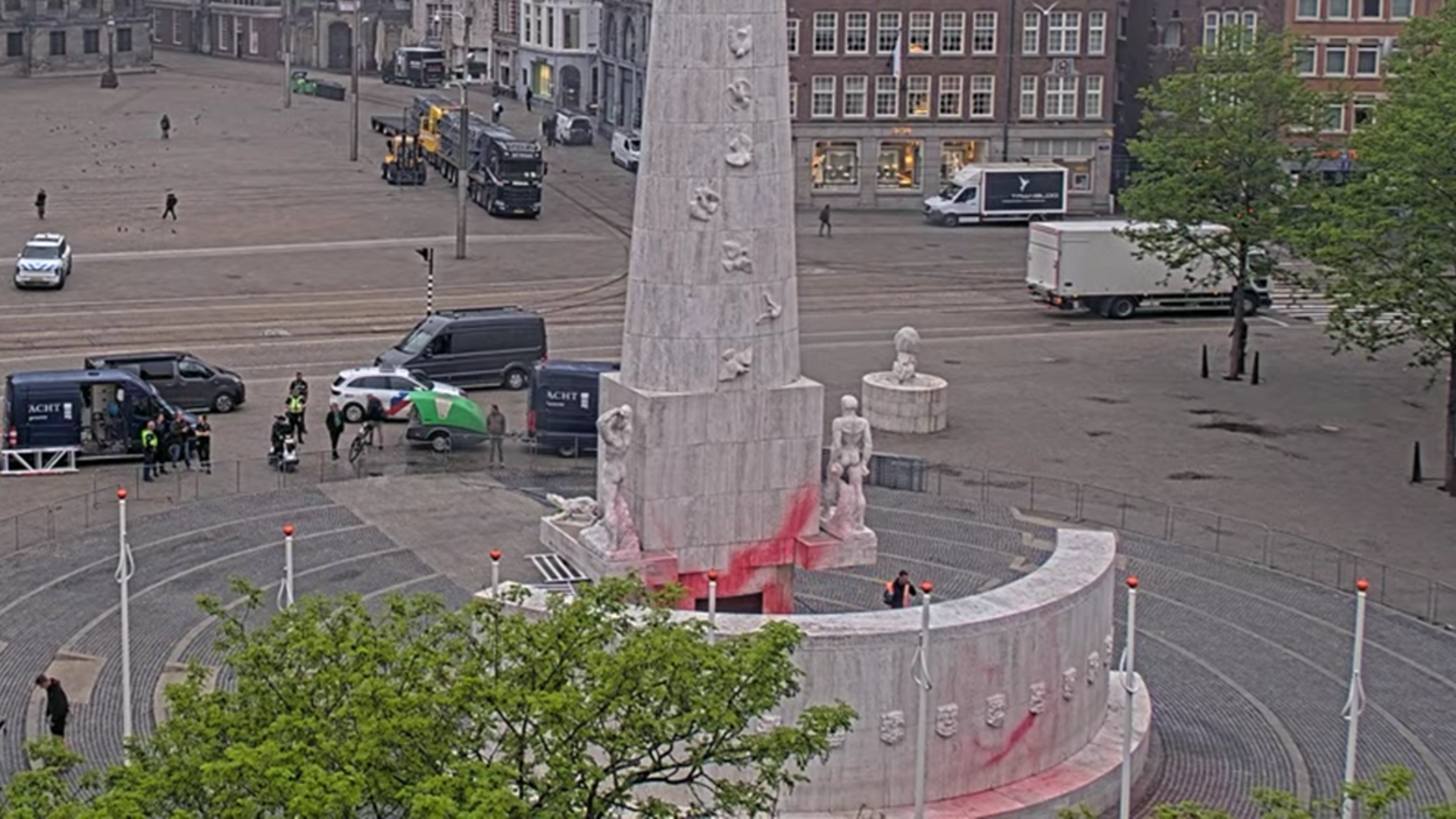 Monument op de Dam vlak voor Nationale Herdenking met rode verf besmeurd
