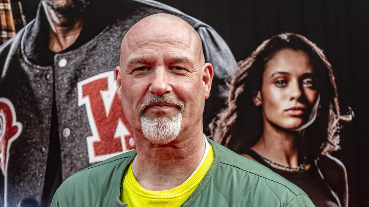 エディ・ゾーイ、初めての危険な首手術後の健康状態を語る：「右耳に感覚がない」