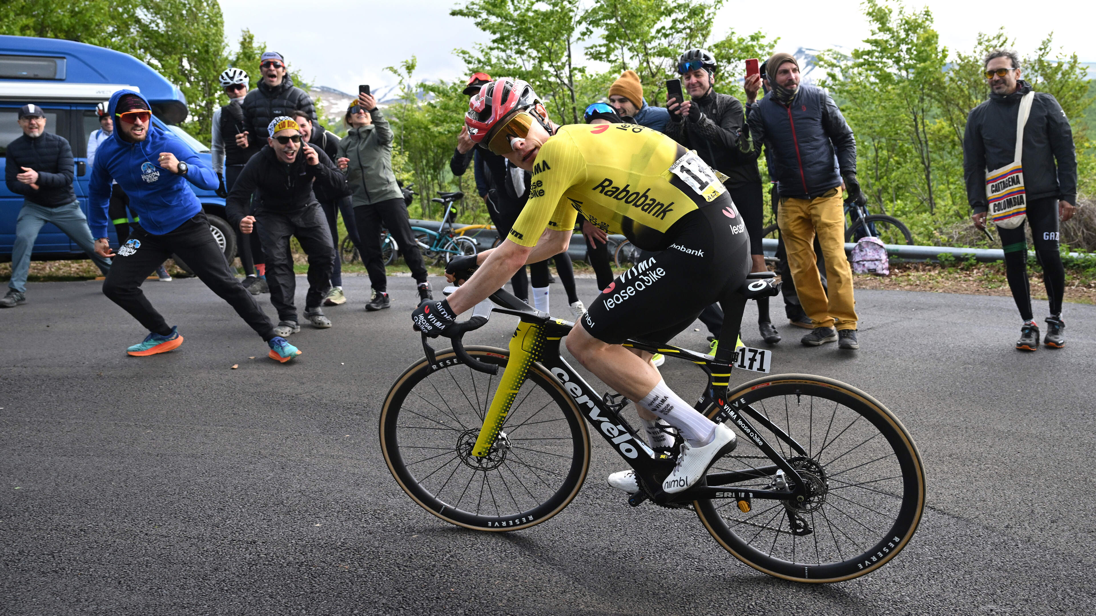 LIVE Giro d’Italia: vroege vluchters teruggehaald door het peloton