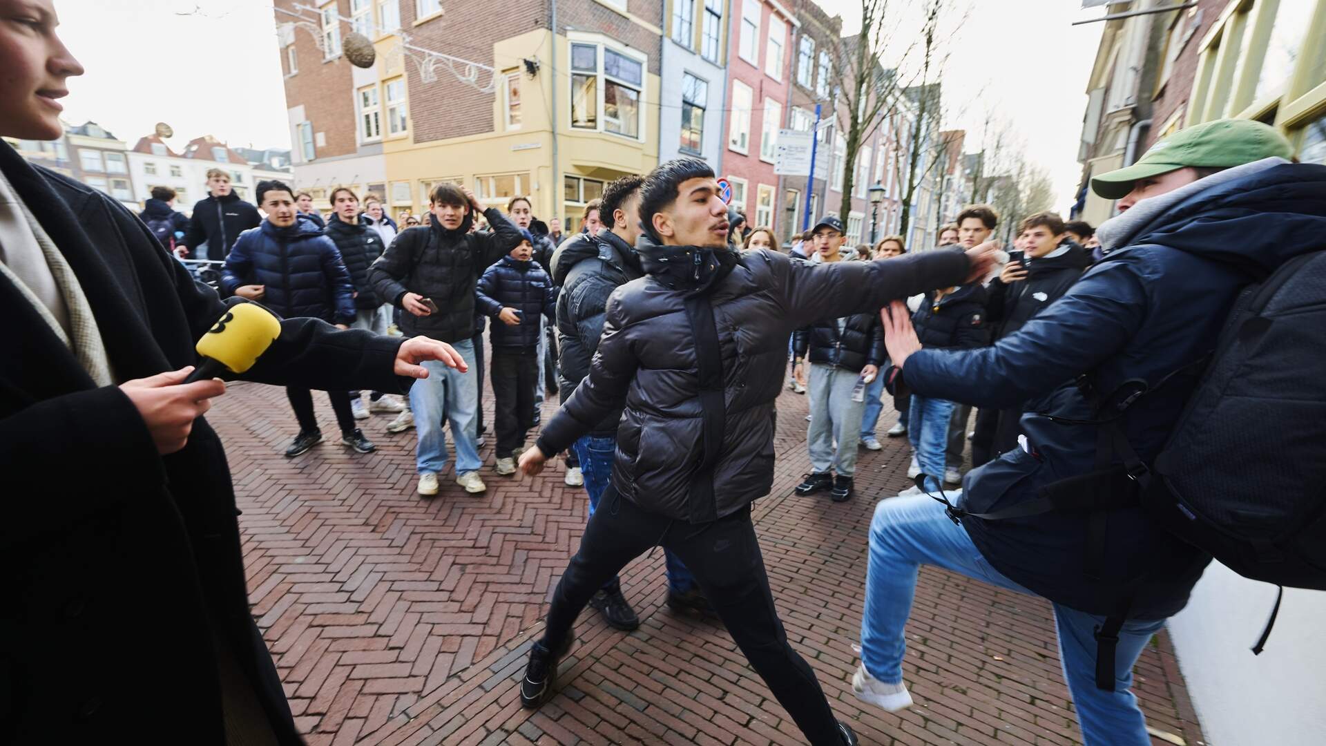 Vlogger Bender belaagd door tientallen jongeren bij bezoek Wilders ...