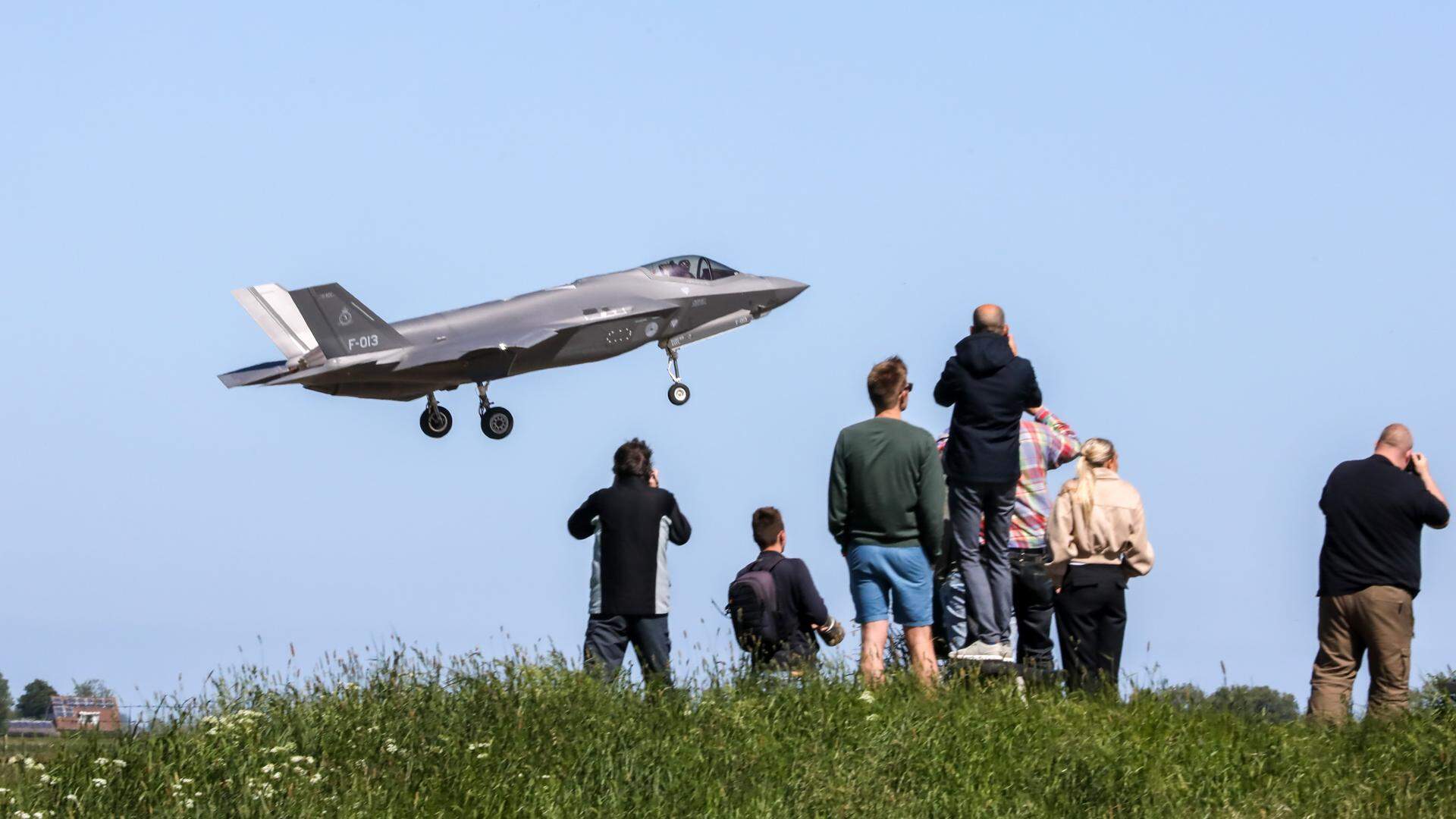 Een F-35 op de luchtmachtbasis in Leeuwarden. 