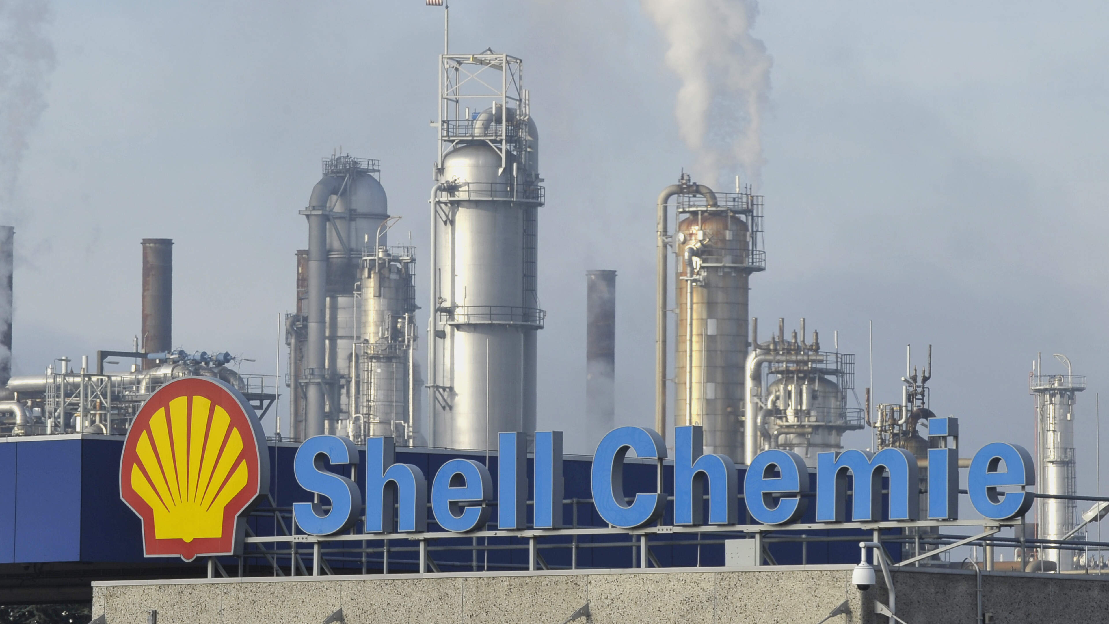 Steun voor Shell van Duits hof in juridische clash met Milieudefensie: ’Politiek bepaalt hoogte uitstoot, niet de rechter’