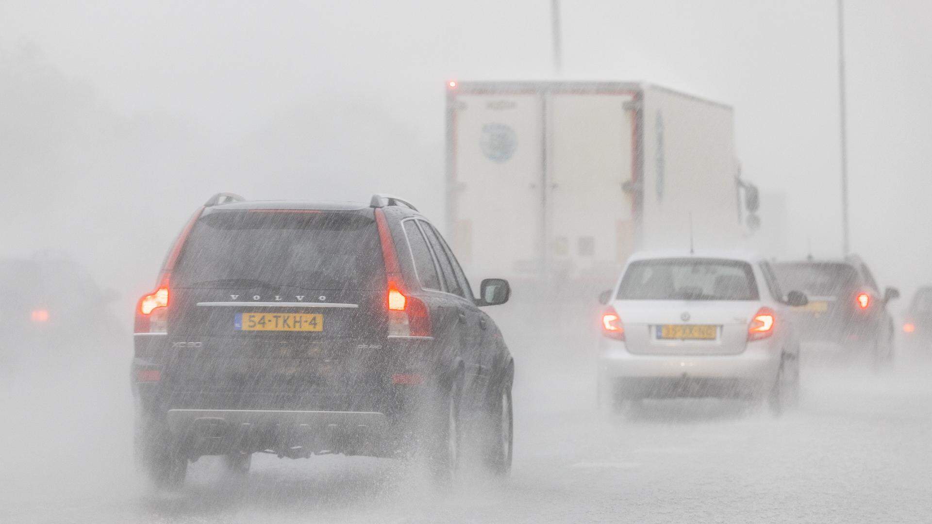 Er is code geel voor zware buien in Flevoland en Friesland.