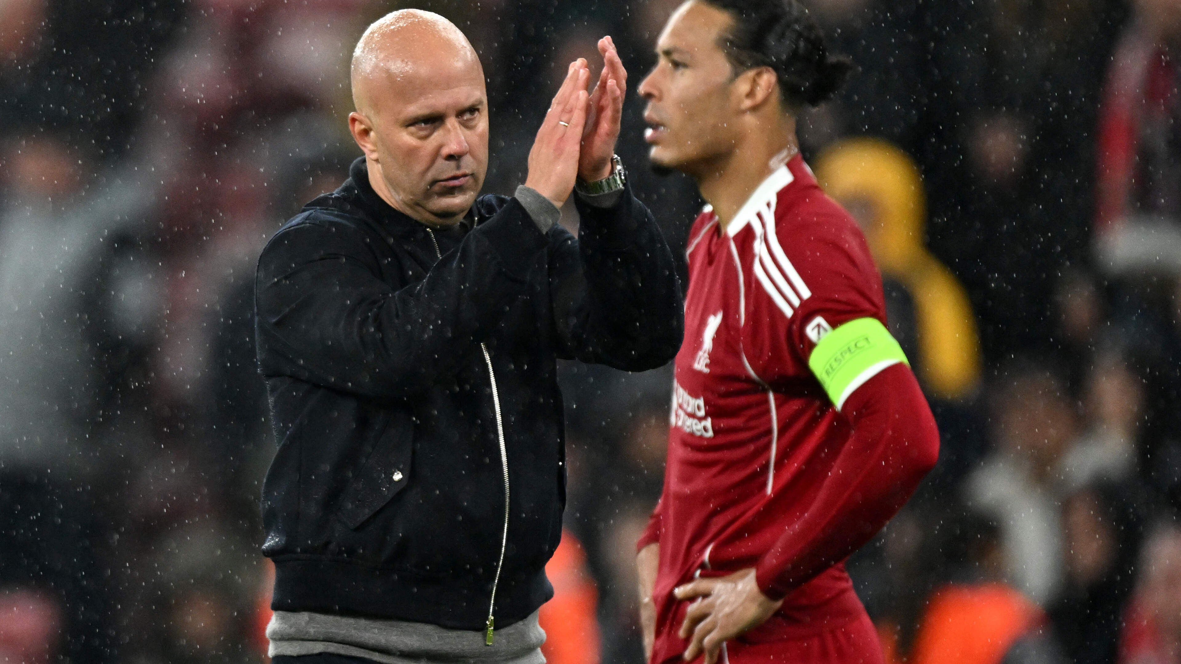 Arne Slot kampt bij Liverpool met vele vraagtekens in aanloop naar kraker tegen Manchester United: ’En ook ik moet verbeteren na de zomer’