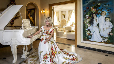 Klassiek is haar repertoire, Marjan Strijbosch speelt ook piano. Op het schilderij op de achtergrond haar dochter Sascha met haar toen nog jonge zoons.