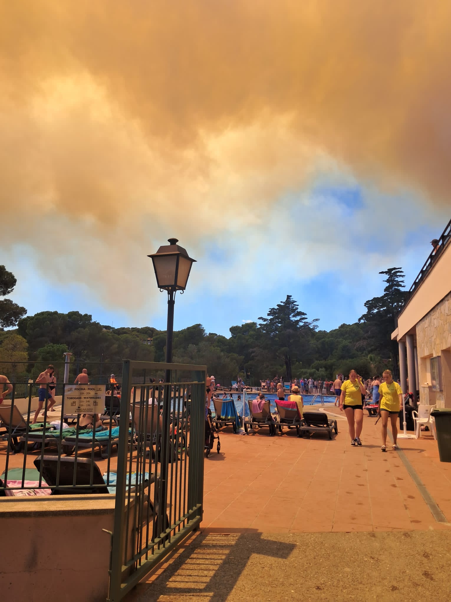 Dutch tourists flee massive wildfires on the Costa Brava: It looked like everything was on fire