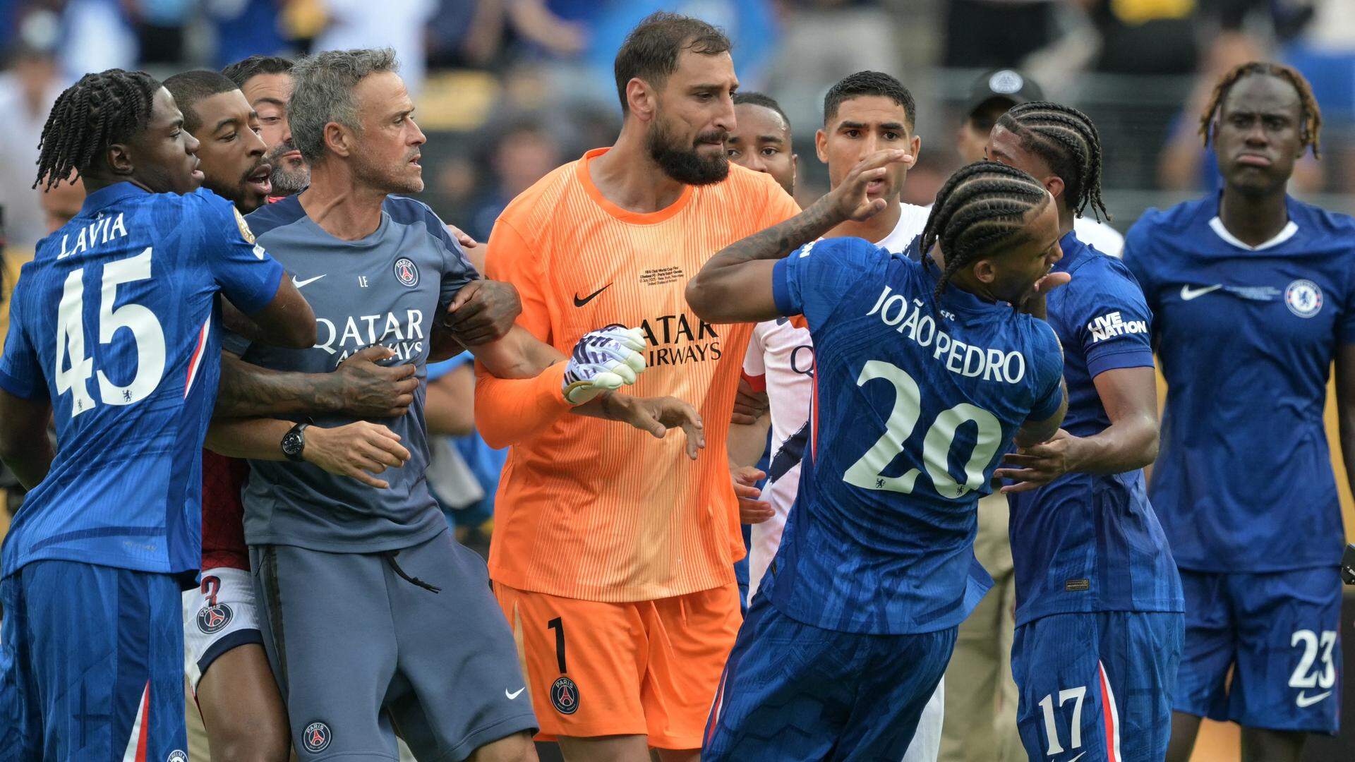 Luis Enrique (derde van links) geeft Chelsea-aanvaller Joao Pedro een klap in zijn gezicht.