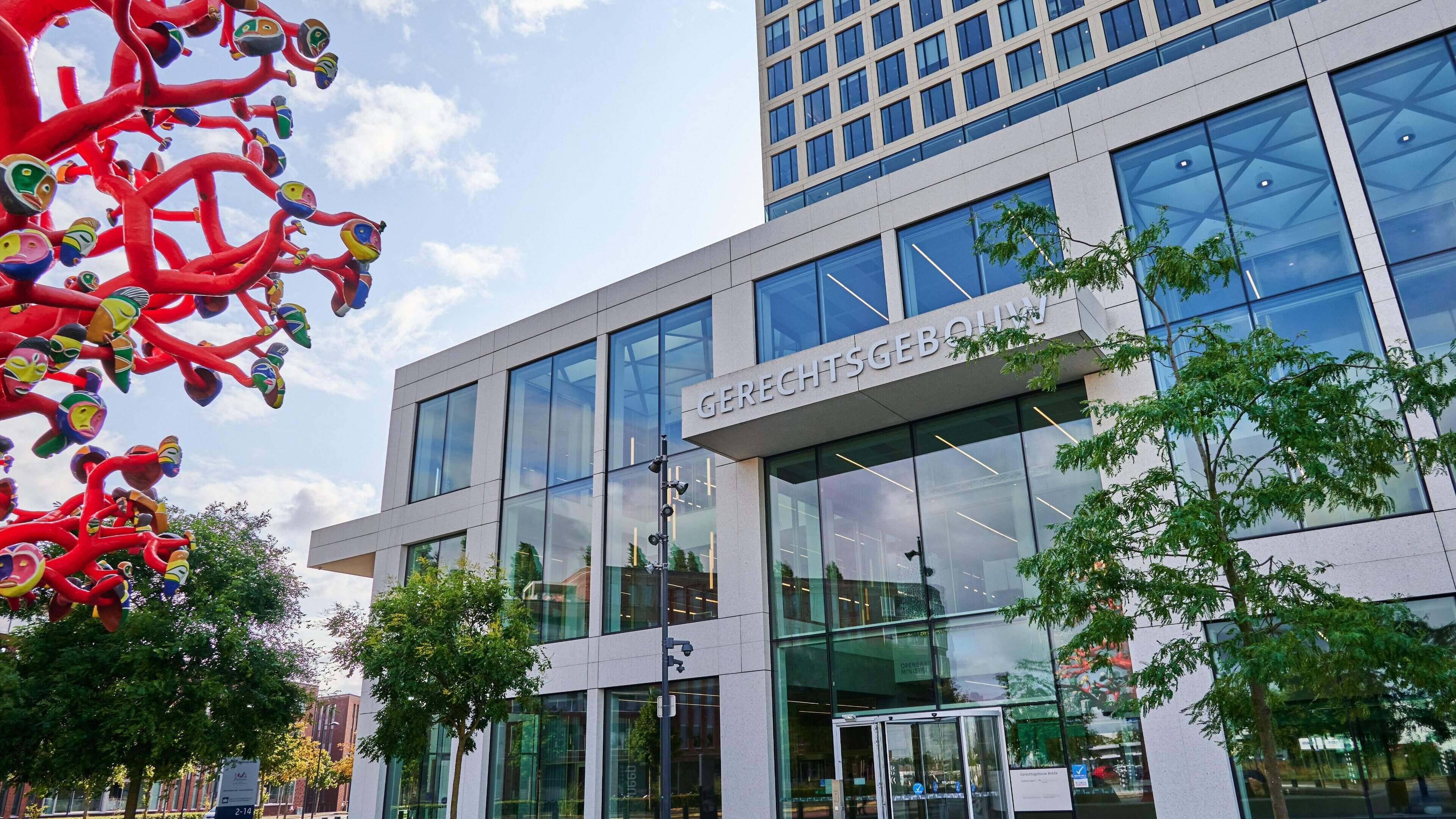 Jeugddetentie voor jongens (13 en 14) die meisje (11) in steegje Breda verkrachtten en beelden deelden op sociale media