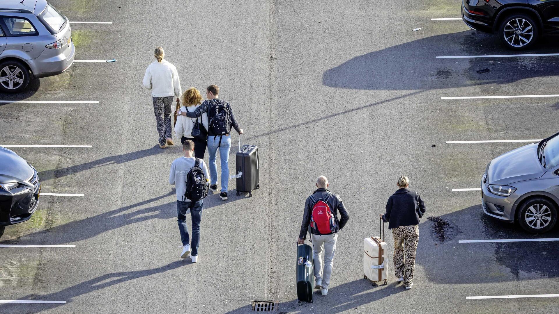 Prijzen voor parkeren bij vliegveld weer hoger: bij Schiphol gemiddeld ...