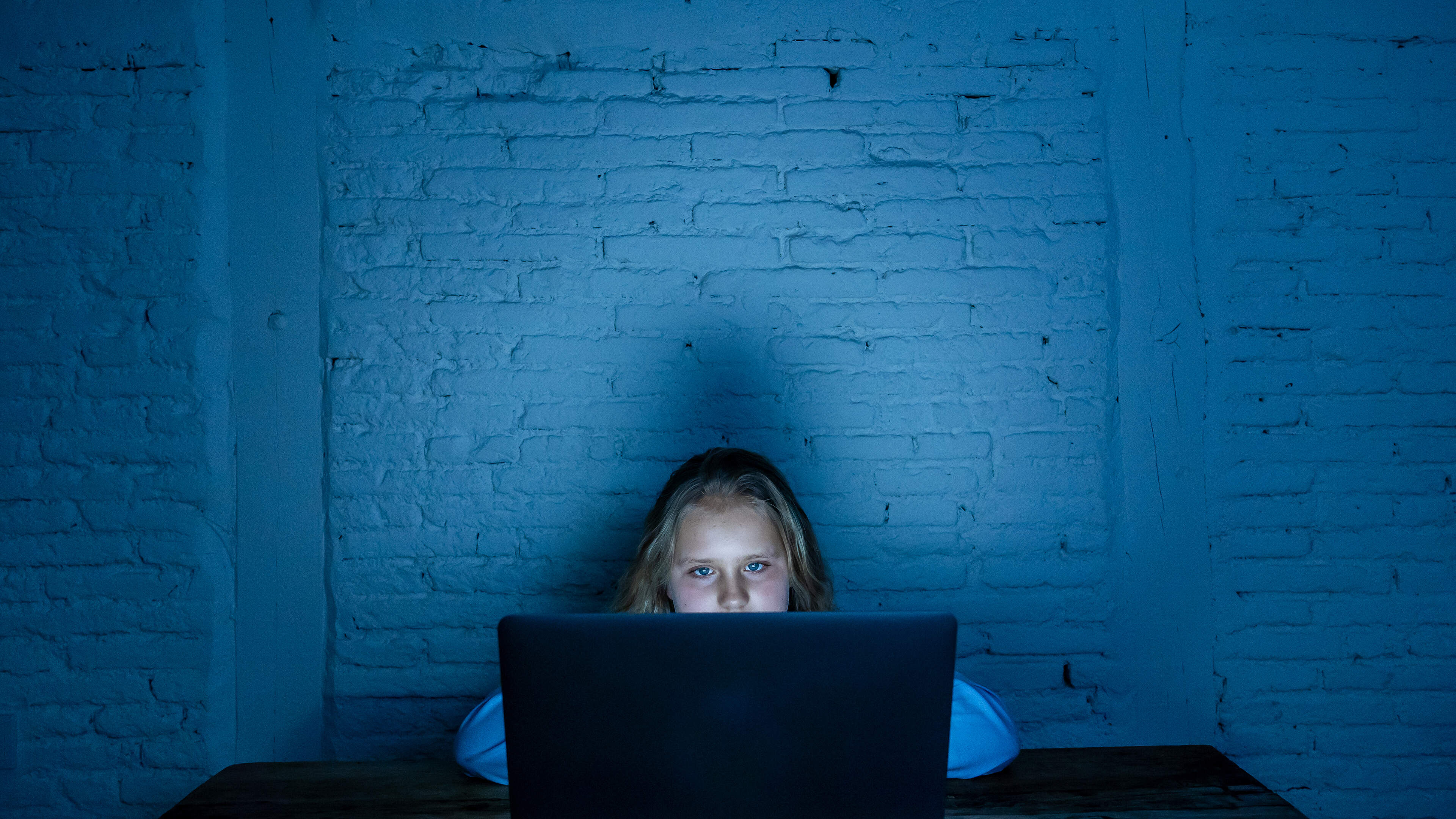 Jongeman opgepakt om sadistische online opdrachten aan meisjes: moesten met eigen bloed naam verdachte schrijven