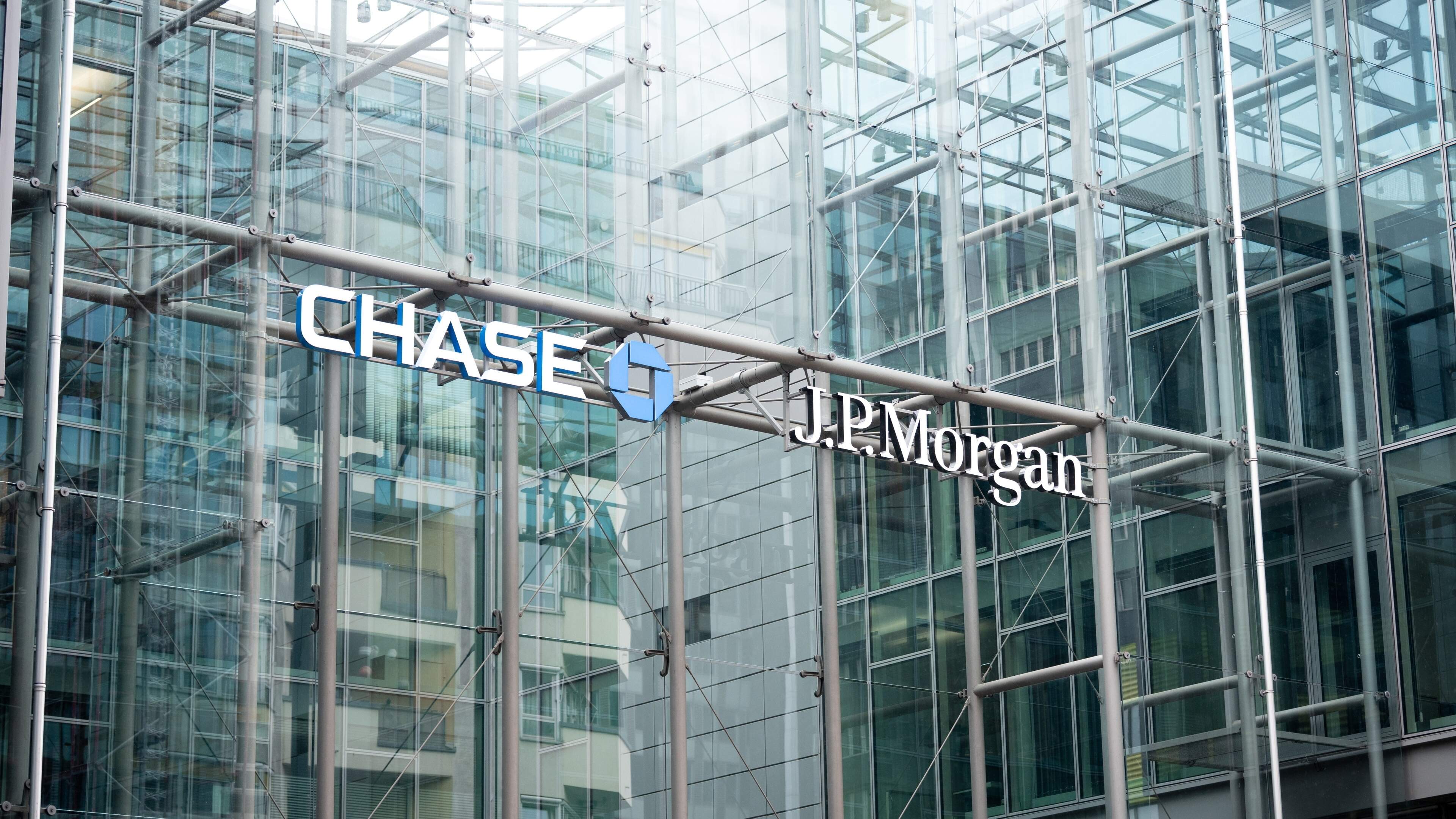 Vrouwelijke topbankier JPMorgan door ex-medewerker beschuldigd van seksuele intimidatie: ’Ze maakte mijn leven tot een hel’