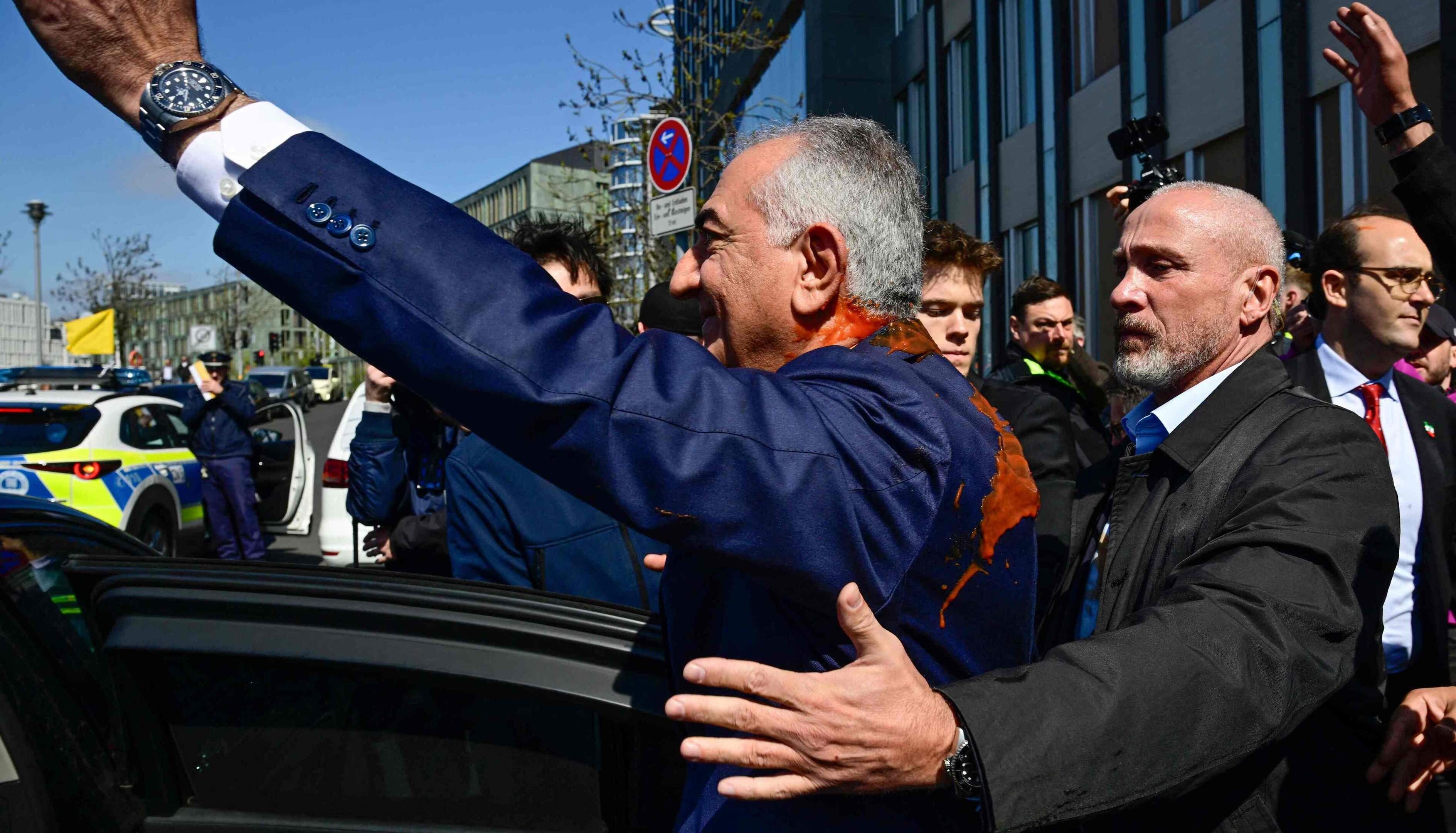 Man gooit rode vloeistof naar Reza Pahlavi, ex-kroonprins Iran, in Berlijn