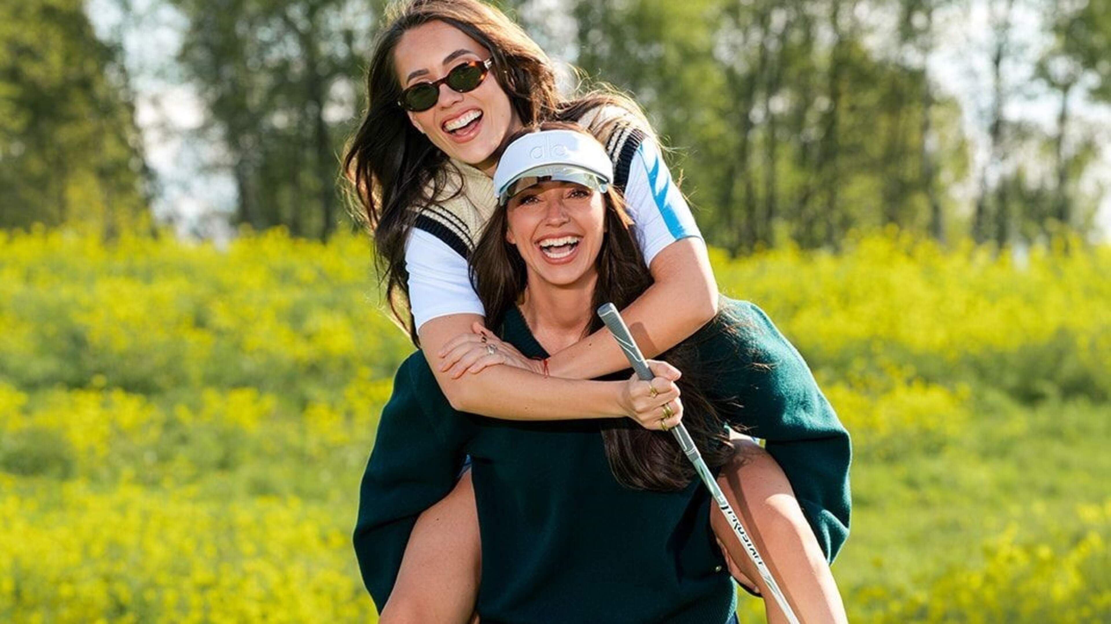 Julia Mekkes en Anke de Jong met een knipoog vanaf de golfbaan: ’Door mijn sportbeha viel iedereen in katzwijm’